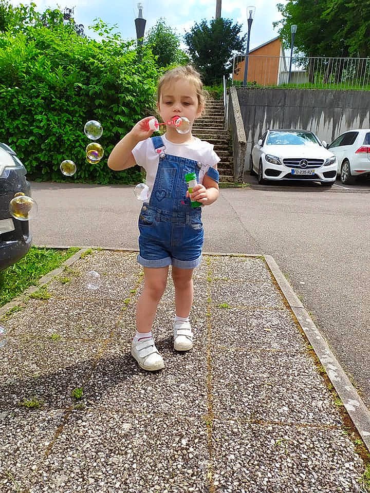 Maëlle participe au concours pour gagner de l'argent avec cette photo : asphalt, car, child, city_car, family_car, leisure, luxury_vehicle, minivan, parking, person, play, recreation, road, subcompact_car, summer, toddler, tree, vacation, vehicle, walking