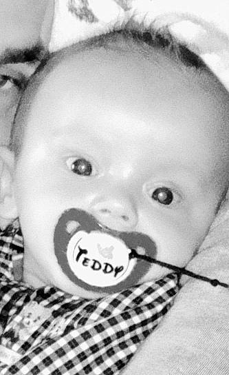 Teddy participe au concours pour gagner de l'argent avec cette photo : baby, black_and_white, cheek, child, eye, face, head, mouth, nose, person, smile, toddler