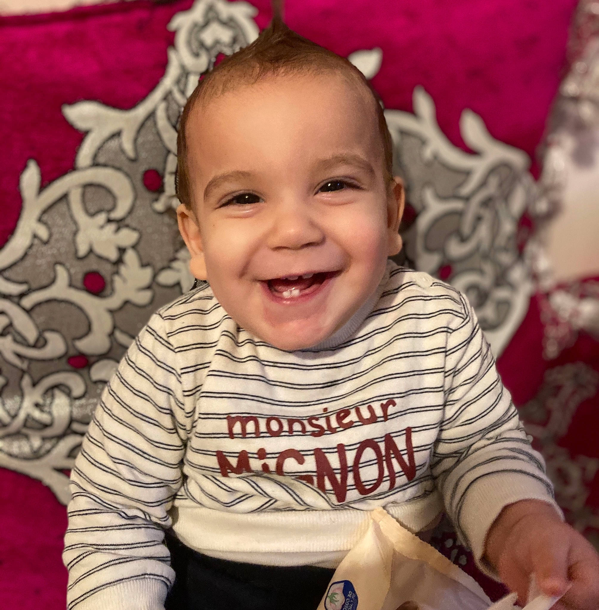 Ilyes a rejoint le concours — aidez-le/la à gagner de superbes lots ! baby, baby_laughing, baby_toddler_clothing, cheek, child, facial_expression, happy, iris, joy, laugh, linens, long_sleeved_t_shirt, mouth, nose, person, pink, sitting, sleeve, textile, toddler