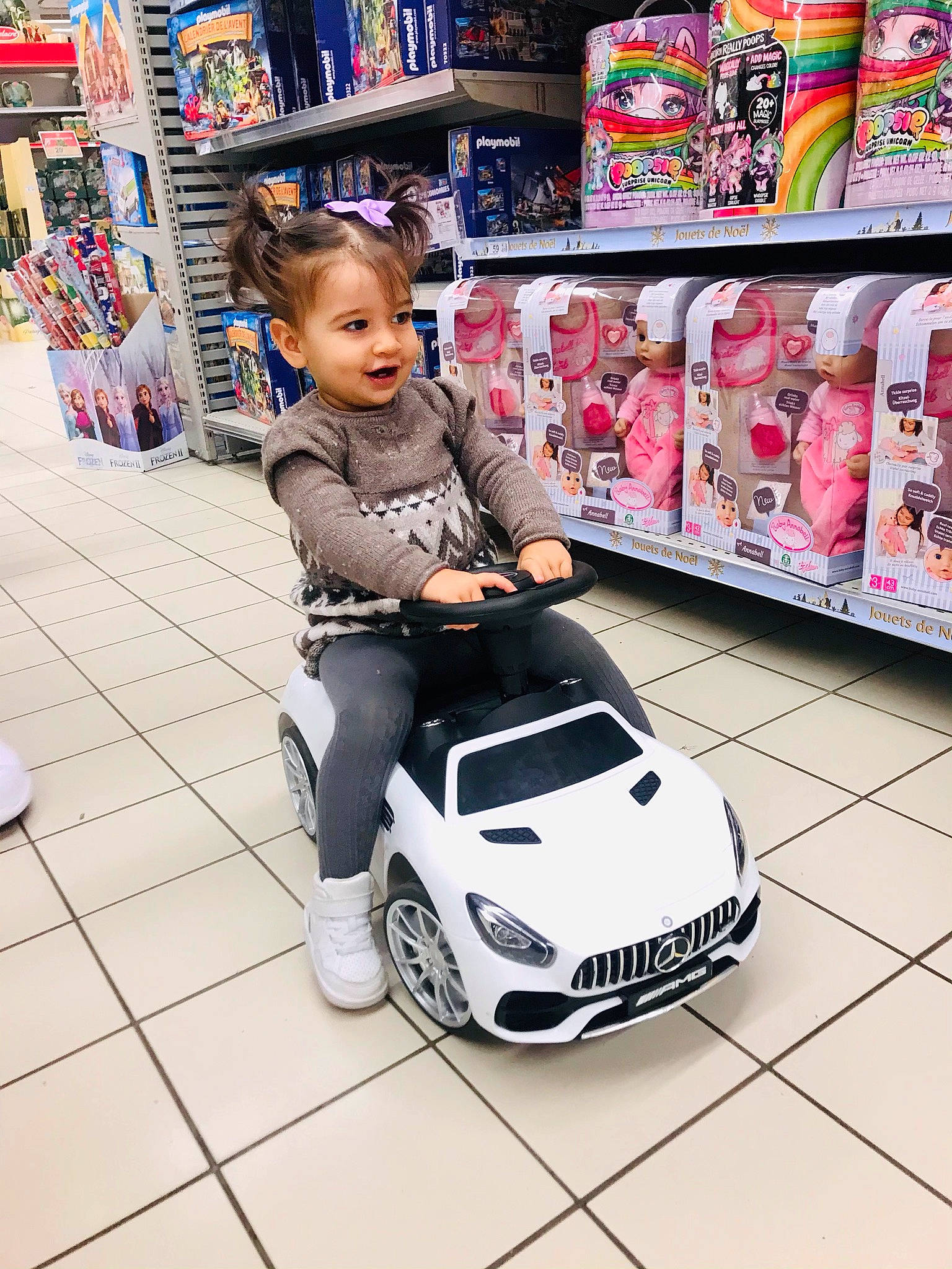 Nélia a rejoint le concours — aidez-le/la à gagner de superbes lots ! automotive_design, automotive_exterior, automotive_lighting, car, clothing, customer, floor, flooring, grille, hood, motor_vehicle, person, photograph, product, shelf, shelving, tire, vehicle, vehicle_registration_plate, wheel