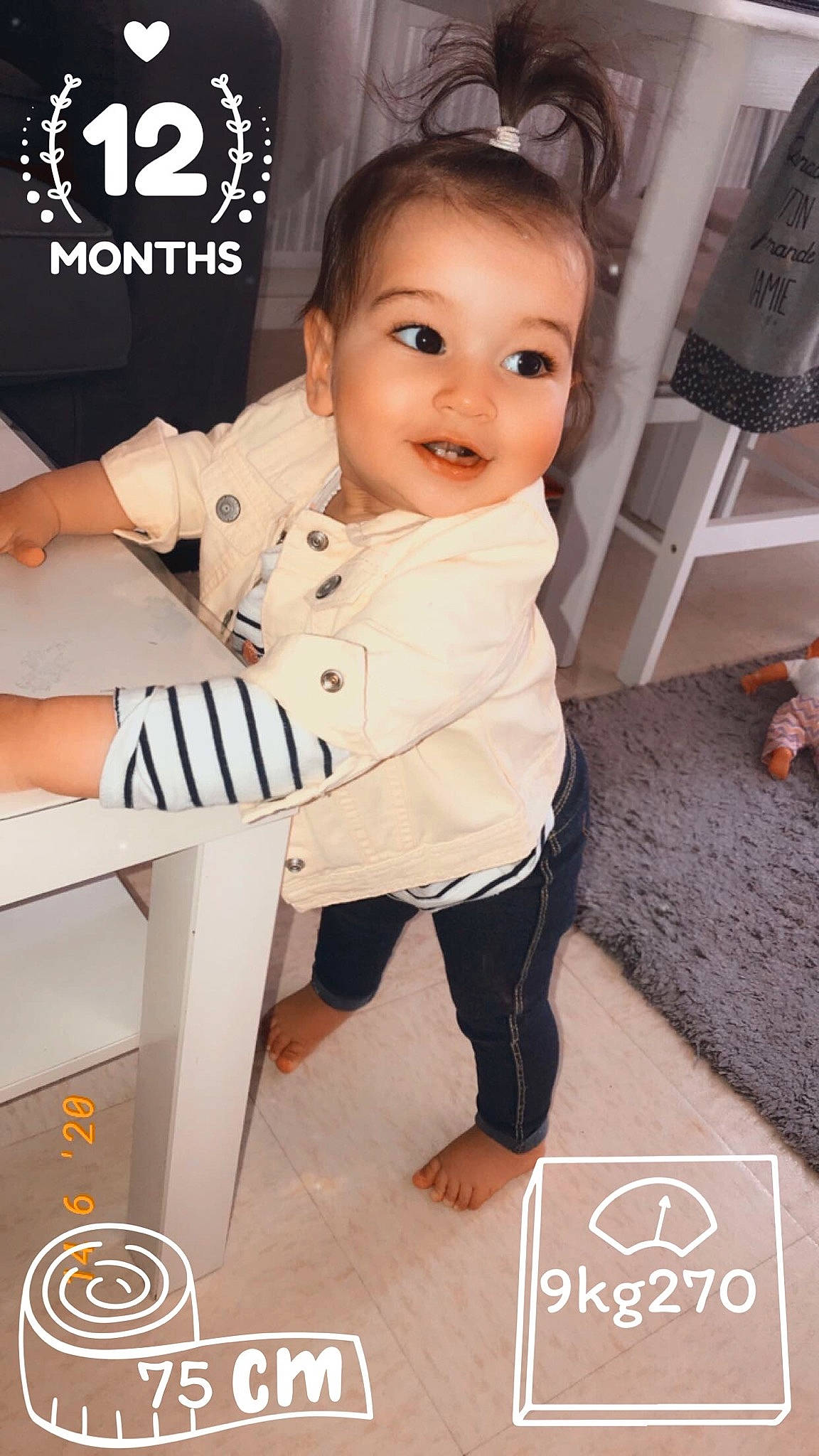 Nélia participe au concours pour gagner de l'argent avec cette photo : baby, baby_toddler_clothing, chair, child, fashion_design, flash_photography, flooring, font, hair, happy, head, logo, person, photo_caption, sitting, skin, sleeve, smile, t_shirt, thigh