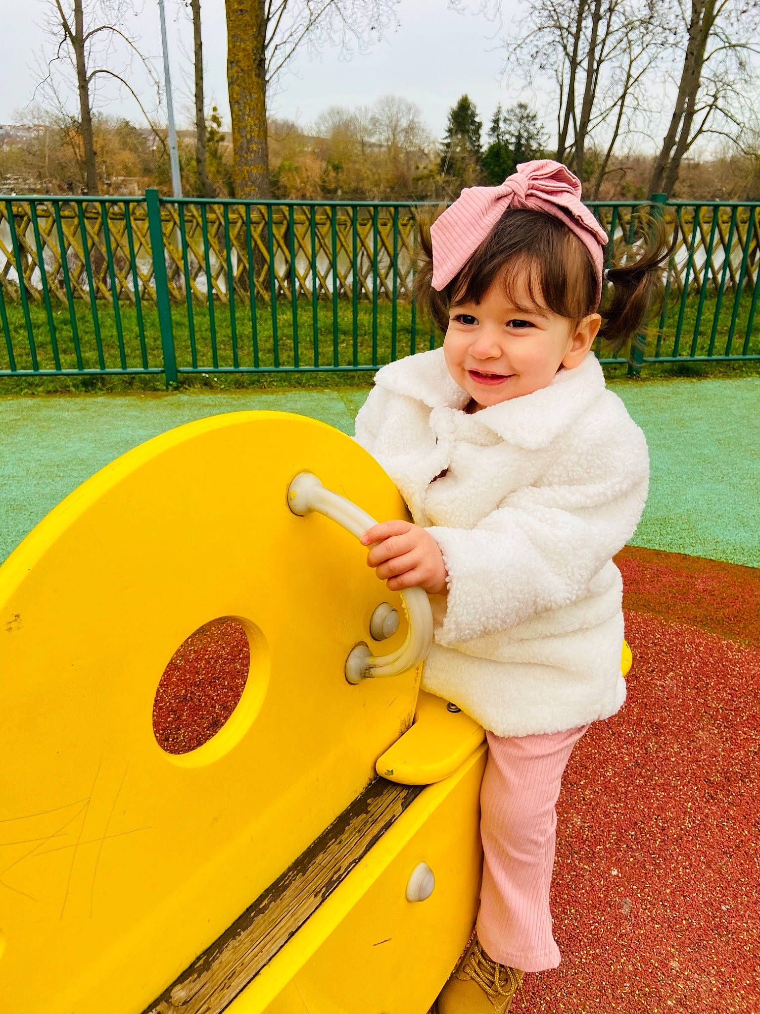 Nélia participe au concours pour gagner de l'argent avec cette photo : baby_toddler_clothing, beauty, child, facial_expression, fun, grass, happy, joy, leisure, motor_vehicle, outdoor_play_equipment, people, people_in_nature, person, plant, playground, recreation, smile, table, toddler