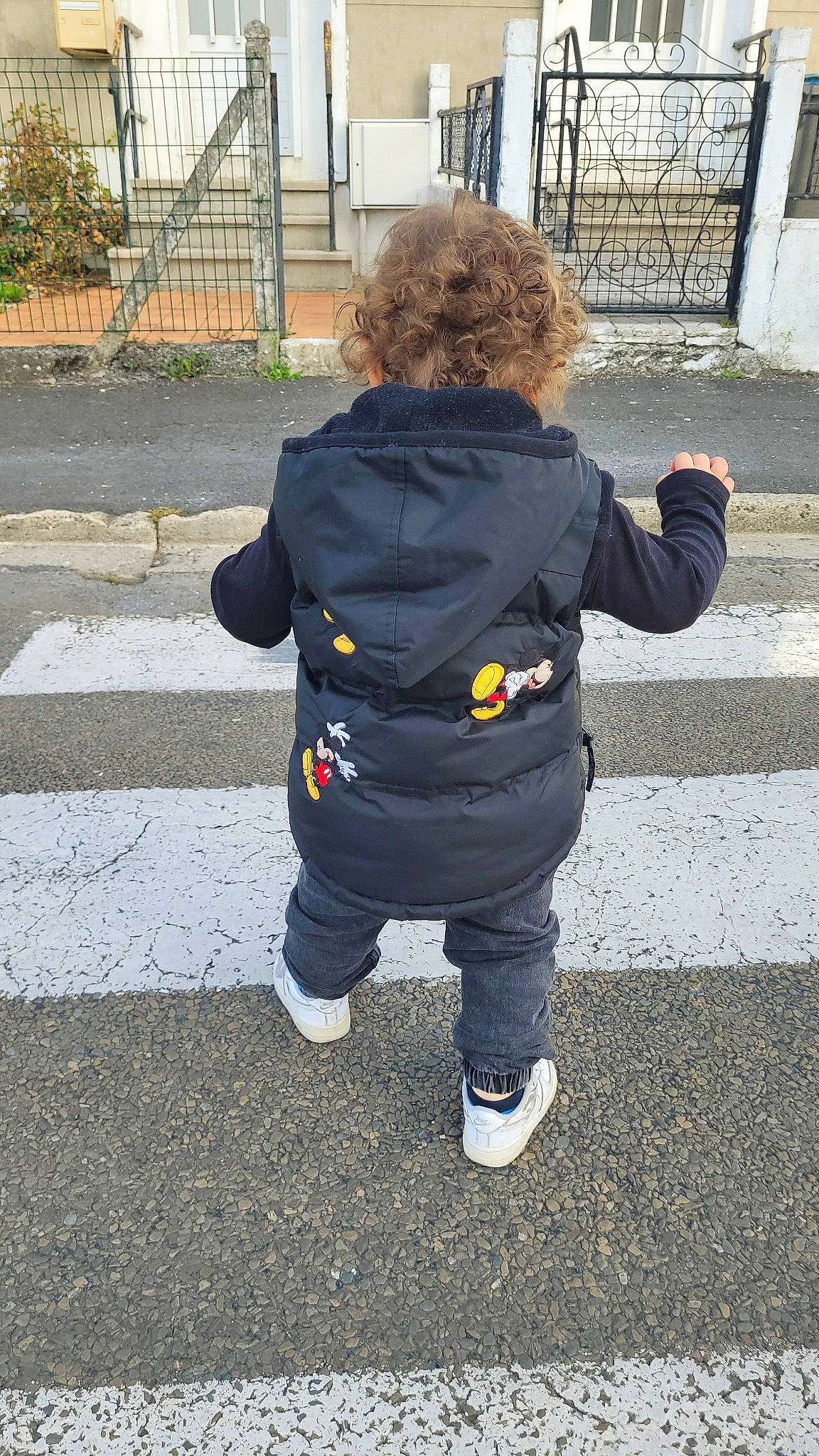 Farès Rebbani participe au concours pour gagner de l'argent avec cette photo : asphalt, baby, electric_blue, fun, fur, gesture, hood, hoodie, jacket, pedestrian, person, personal_protective_equipment, plant, road_surface, sidewalk, sitting, sleeve, toddler, tree, uniform