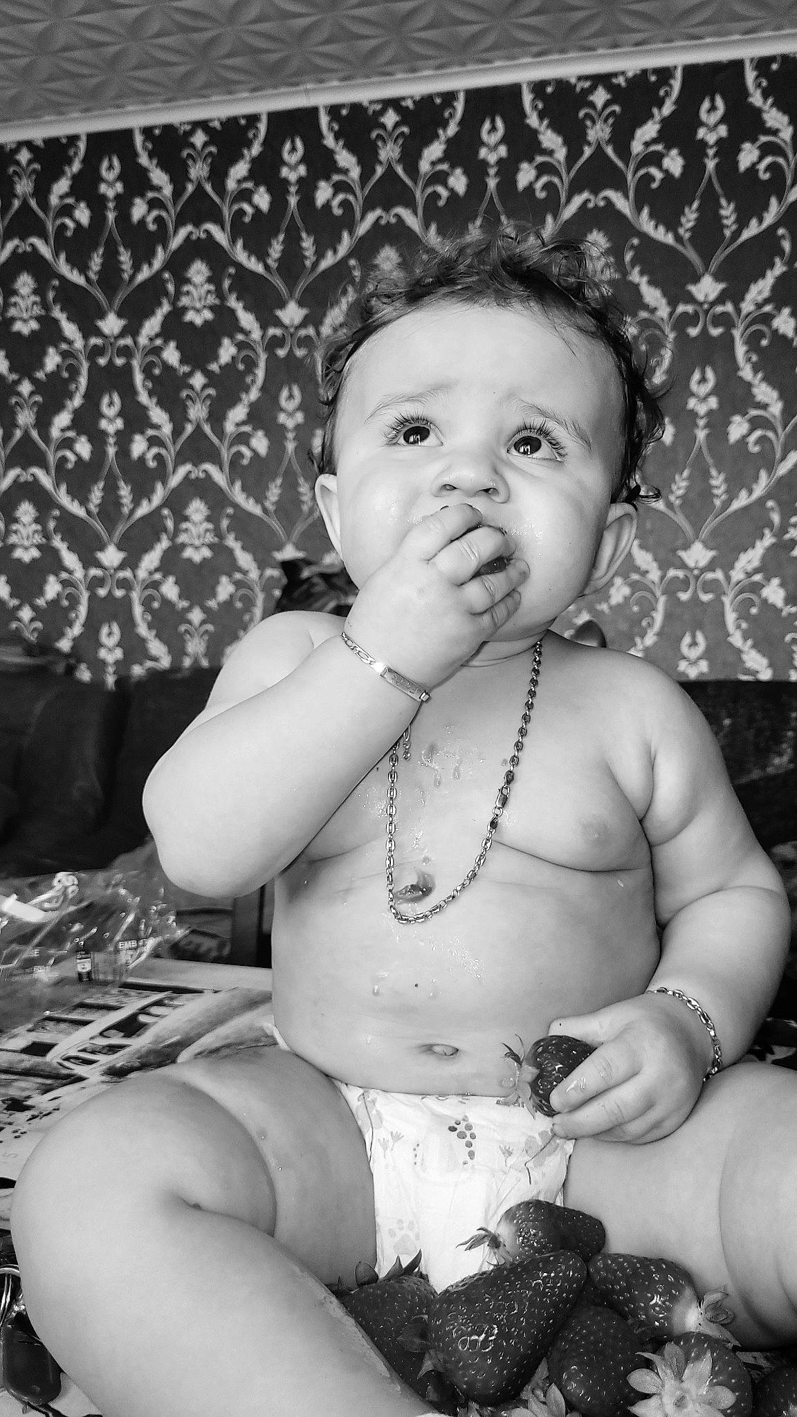 Farès participe au concours pour gagner de l'argent avec cette photo : arm, baby, black, black_and_white, cheek, eye, facial_expression, flash_photography, hand, head, human_body, iris, leg, lip, mouth, person, photograph, skin, standing, stomach