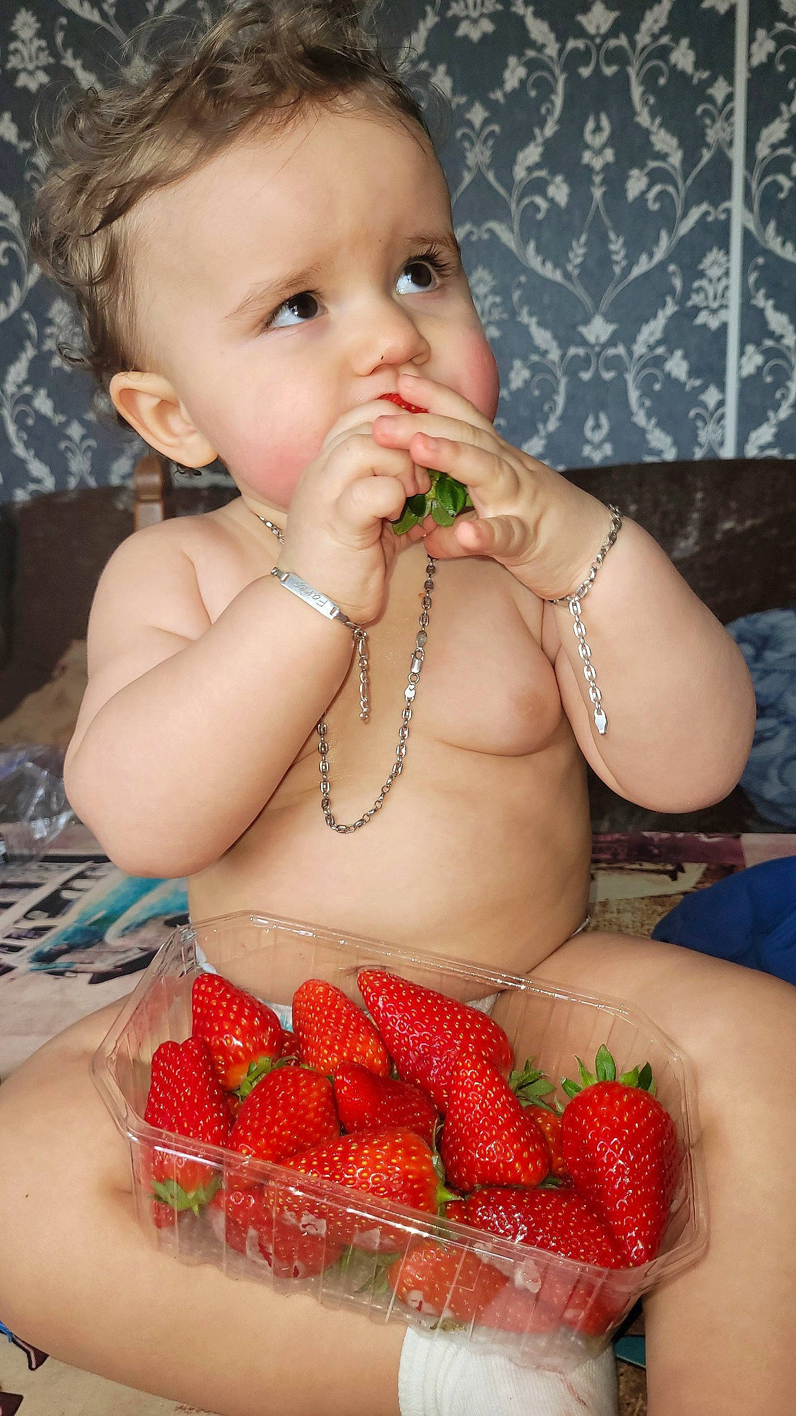Farès participe au concours pour gagner de l'argent avec cette photo : dress, eyelash, food, food_craving, fruit, green, hand, happy, lip, natural_foods, person, plant, produce, skin, strawberries, strawberry, sunglasses, superfood, sweetness, tableware