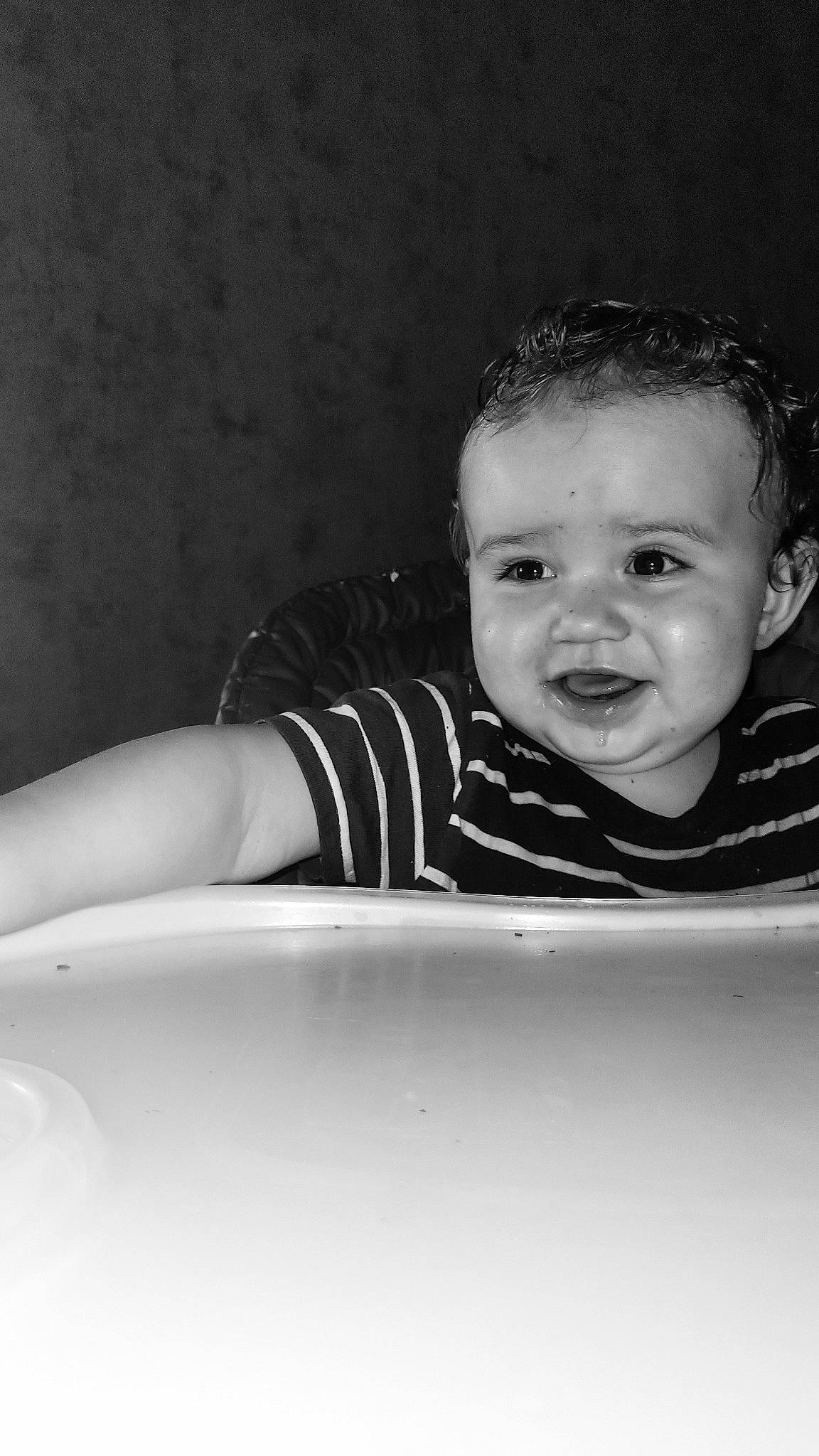 Farès participe au concours pour gagner de l'argent avec cette photo : baby, black_and_white, cheek, child, crawling, elbow, eyelash, flash_photography, fun, happy, iris, monochrome, monochrome_photography, person, room, sitting, sleeve, smile, stock_photography, style