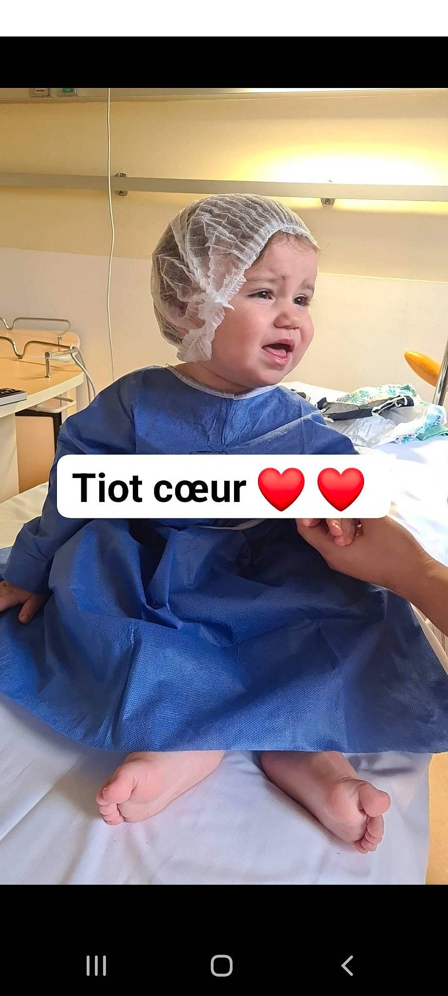 Farès participe au concours pour gagner de l'argent avec cette photo : cap, child, comfort, electric_blue, face, fashion_accessory, fur, happy, headband, headpiece, headwear, linens, person, personal_protective_equipment, photo_caption, room, sitting, sleeve, smile, sports_gear