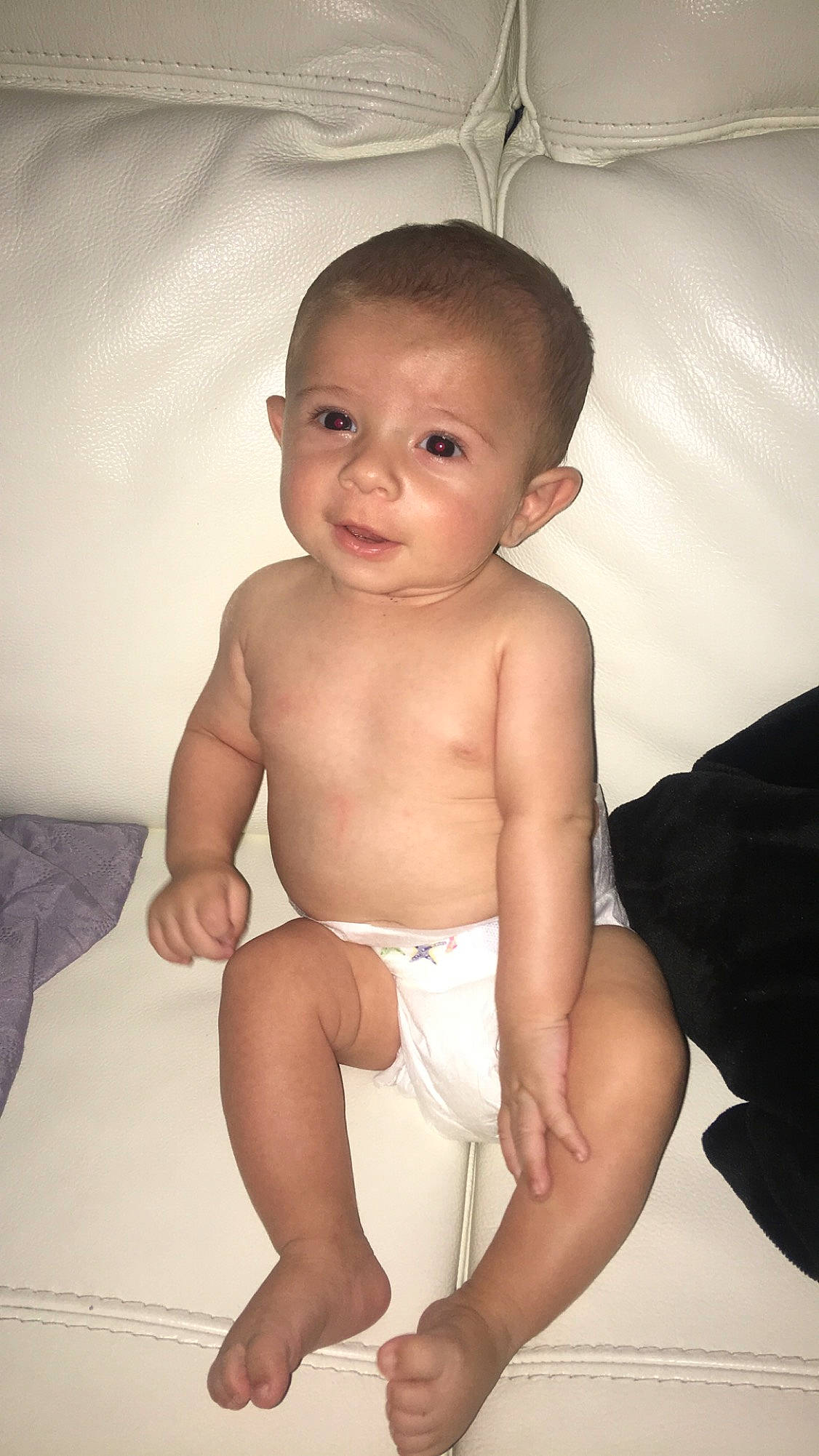 Lisandro a rejoint le concours — aidez-le/la à gagner de superbes lots ! arm, baby, cheek, child, diaper, eye, head, leg, muscle, person, sitting, skin, standing, stomach, thigh, toddler, trunk