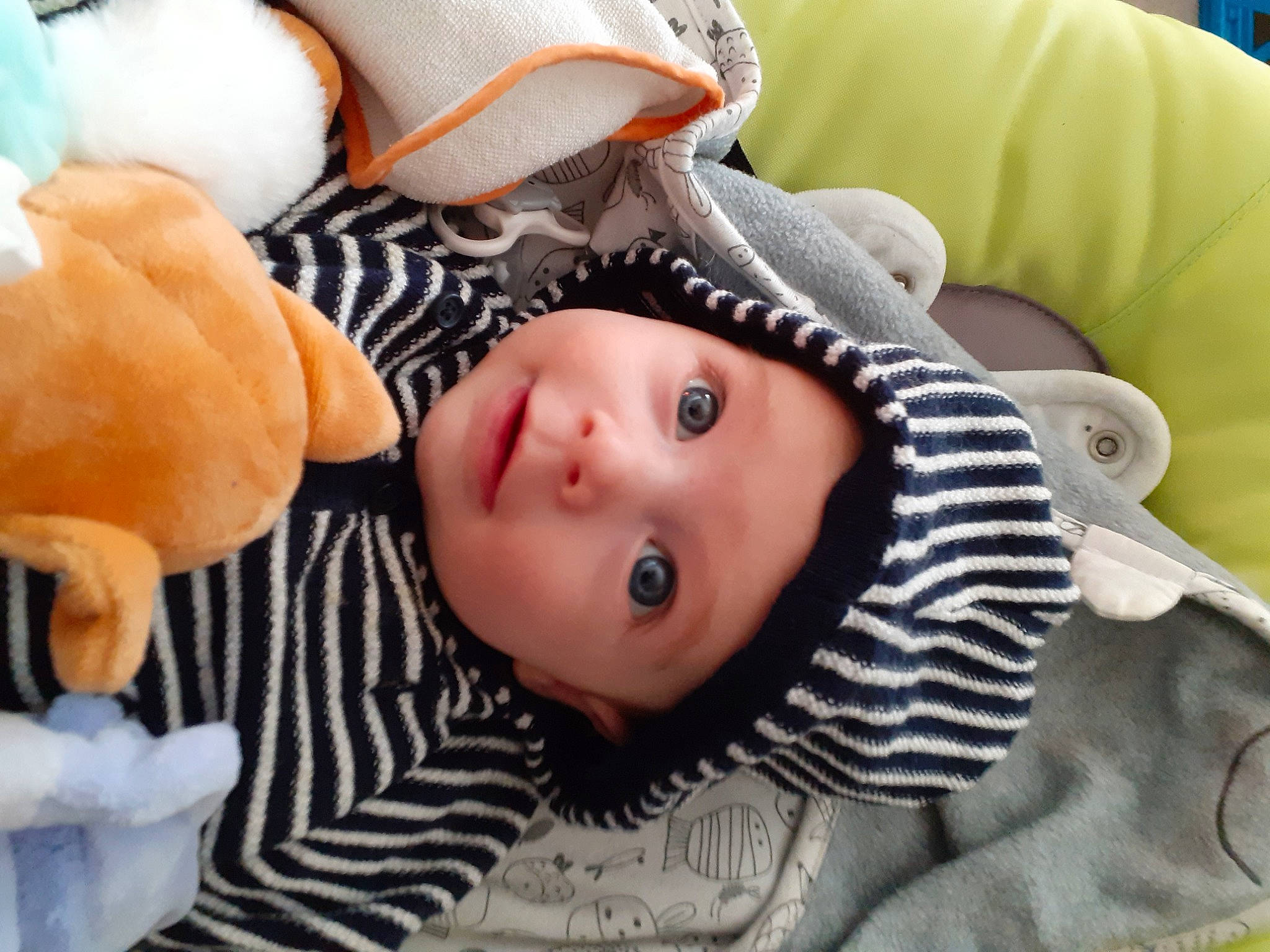 Mathis a rejoint le concours — aidez-le/la à gagner de superbes lots ! baby, baby_products, baby_toddler_clothing, beanie, cheek, child, comfort, eyelash, fur, happy, head, headwear, linens, nose, pattern, person, stuffed_toy, teddy_bear, textile, toddler