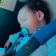 Alessio Belhache a rejoint le concours — aidez-le/la à gagner de superbes lots ! baby, car_seat, child, closeup, clothing, cute, doodle, headrest, heart, indoors, infant, love, pacifier, peaceful, portrait, safety, seatbelt, sleeping, strap, young_child