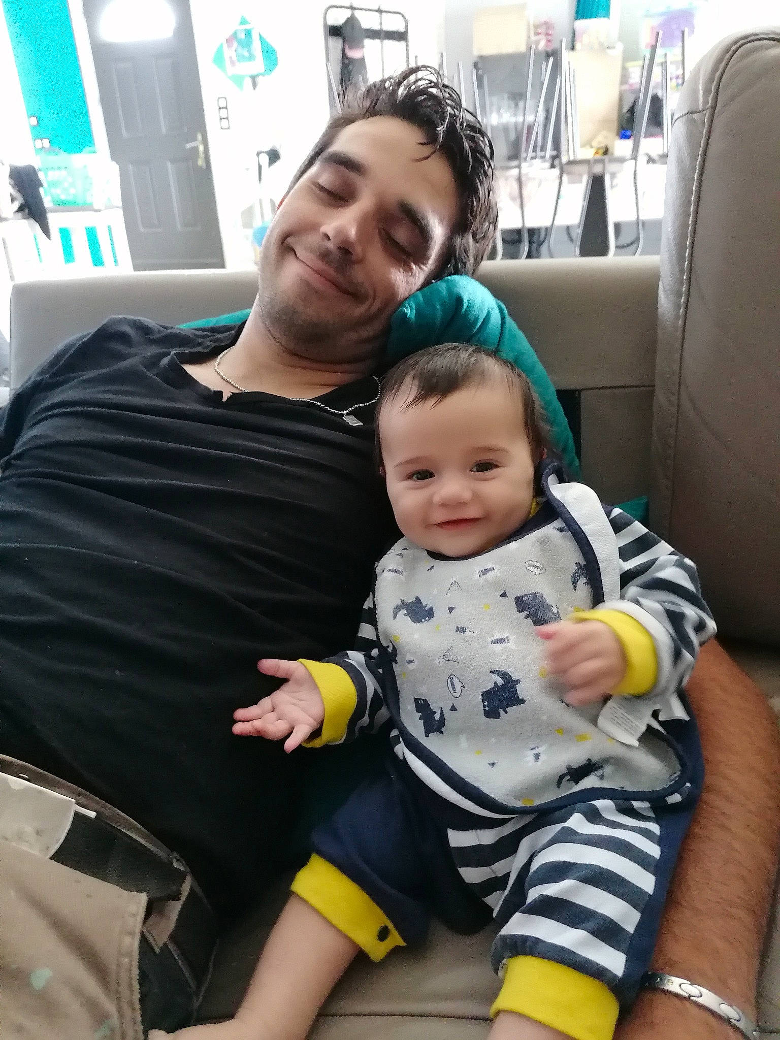 Santiago a rejoint le concours — aidez-le/la à gagner de superbes lots ! baby, baby_toddler_clothing, chair, child, comfort, event, eye, facial_expression, fun, happy, head, joy, lap, people, person, room, sitting, skin, smile, t_shirt