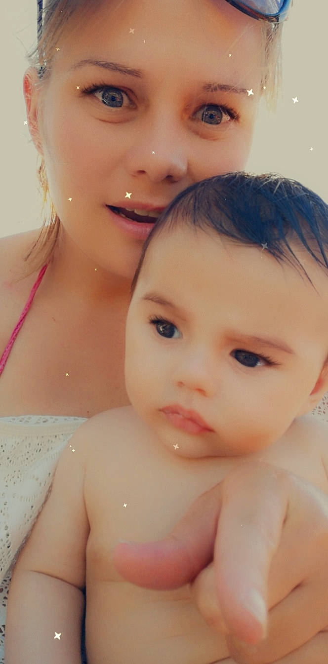 Santiago participe au concours pour gagner de l'argent avec cette photo : black_hair, cheek, chest, chin, eye, eyebrow, eyelash, face, facial_expression, forehead, gesture, happy, human, iris, joy, lip, mouth, neck, nose, organ