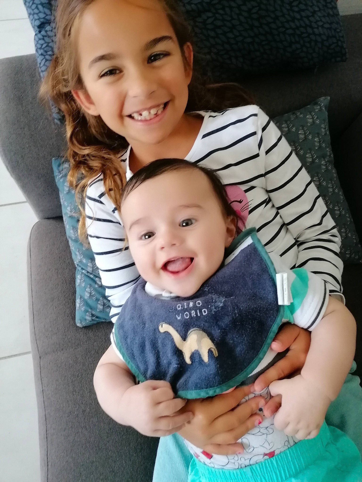 Santiago a rejoint le concours — aidez-le/la à gagner de superbes lots ! arm, baby, baby_toddler_clothing, cheek, child, comfort, electric_blue, face, finger, gesture, hair, hand, happy, head, joy, person, photograph, skin, sleeve, smile