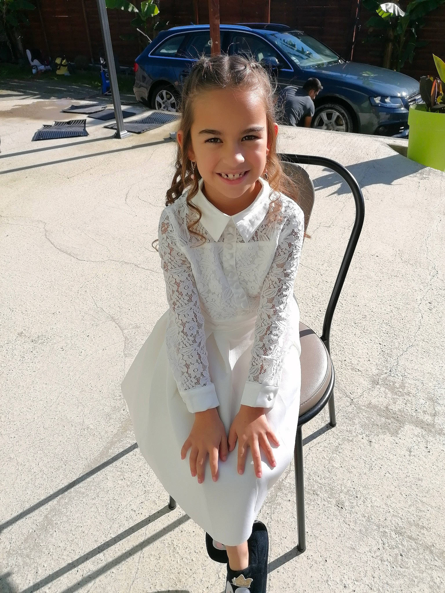 Elina participe au concours pour gagner de l'argent avec cette photo : asphalt, blond, car, eyewear, fashion_design, flooring, formal_wear, hair, happy, joy, knee, leisure, long_hair, neck, person, plant, sandal, sleeve, smile, toddler