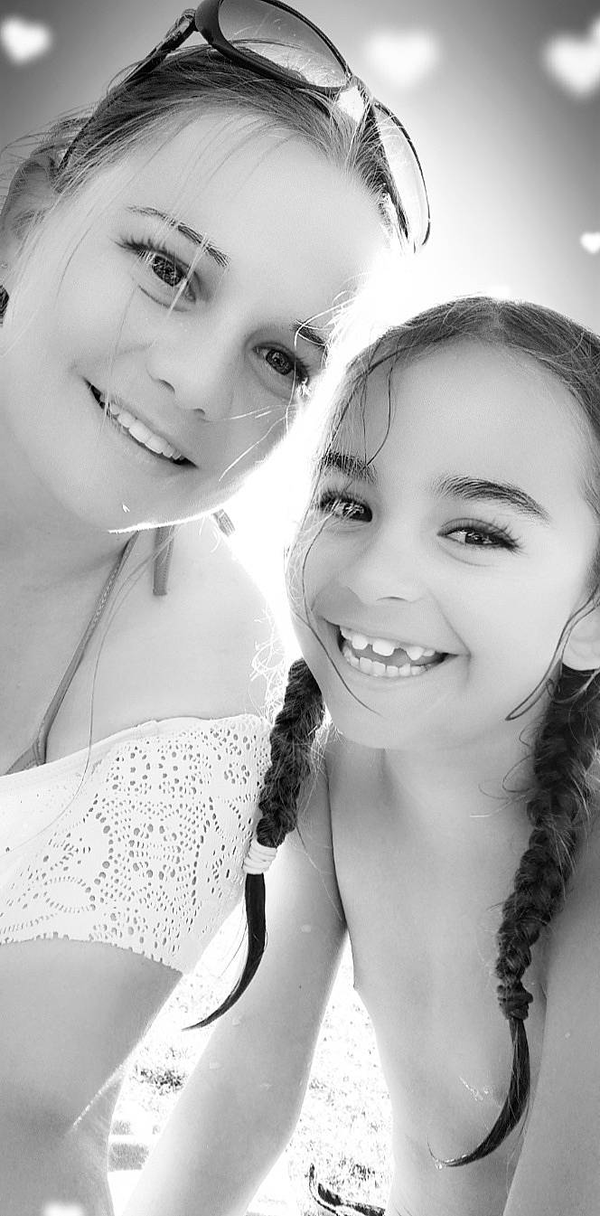 Elina participe au concours pour gagner de l'argent avec cette photo : black, chin, eye, eyebrow, eyelash, facial_expression, flash_photography, hair, hairstyle, happy, head, jaw, joy, lip, mouth, neck, organ, person, shoulder, skin