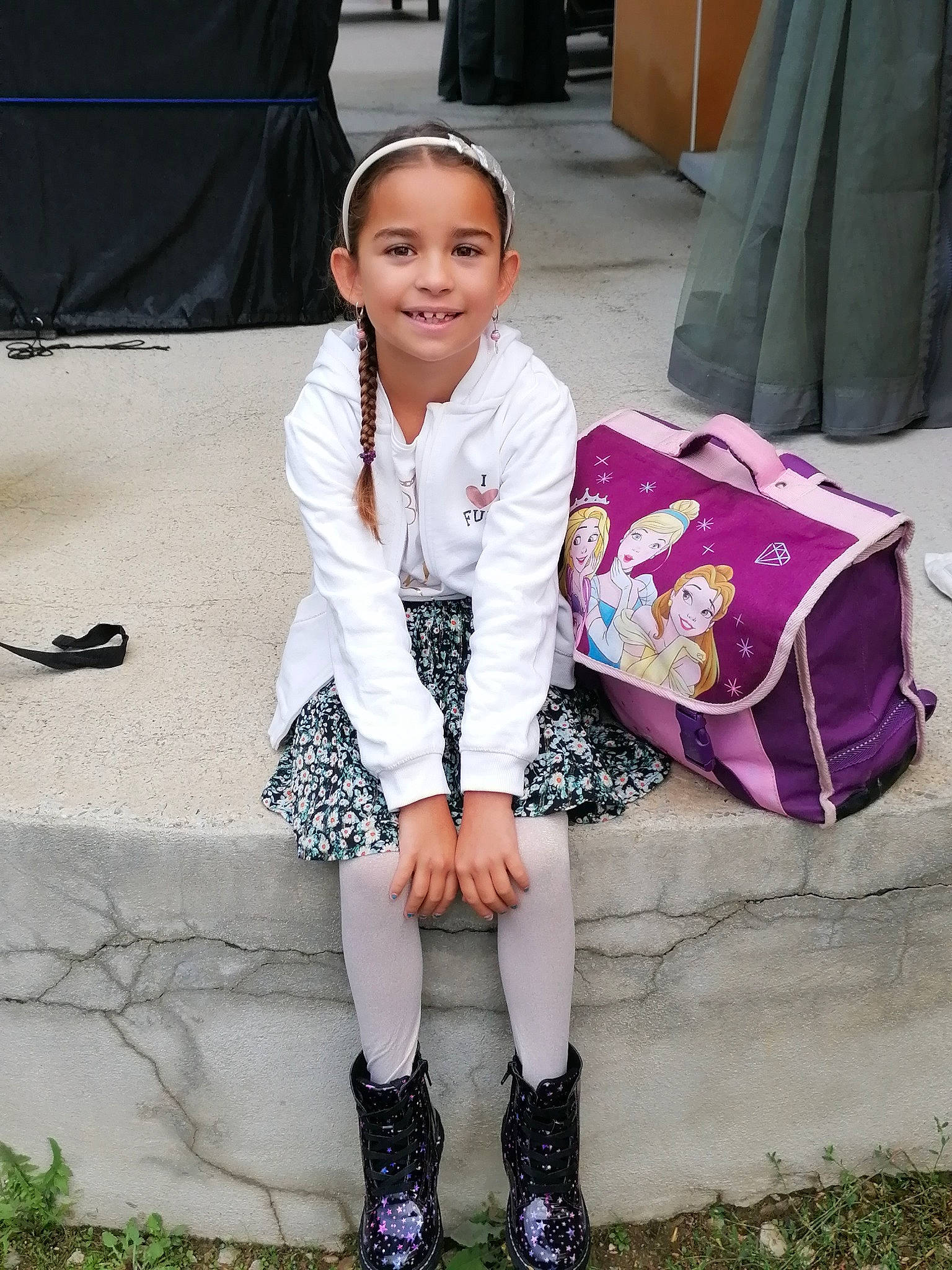 Elina a rejoint le concours — aidez-le/la à gagner de superbes lots ! bag, beauty, black, fashion, fashion_design, hairstyle, happy, jewellery, joint, joy, knee, outerwear, person, pink, shoe, sleeve, smile, snapshot, style, thigh