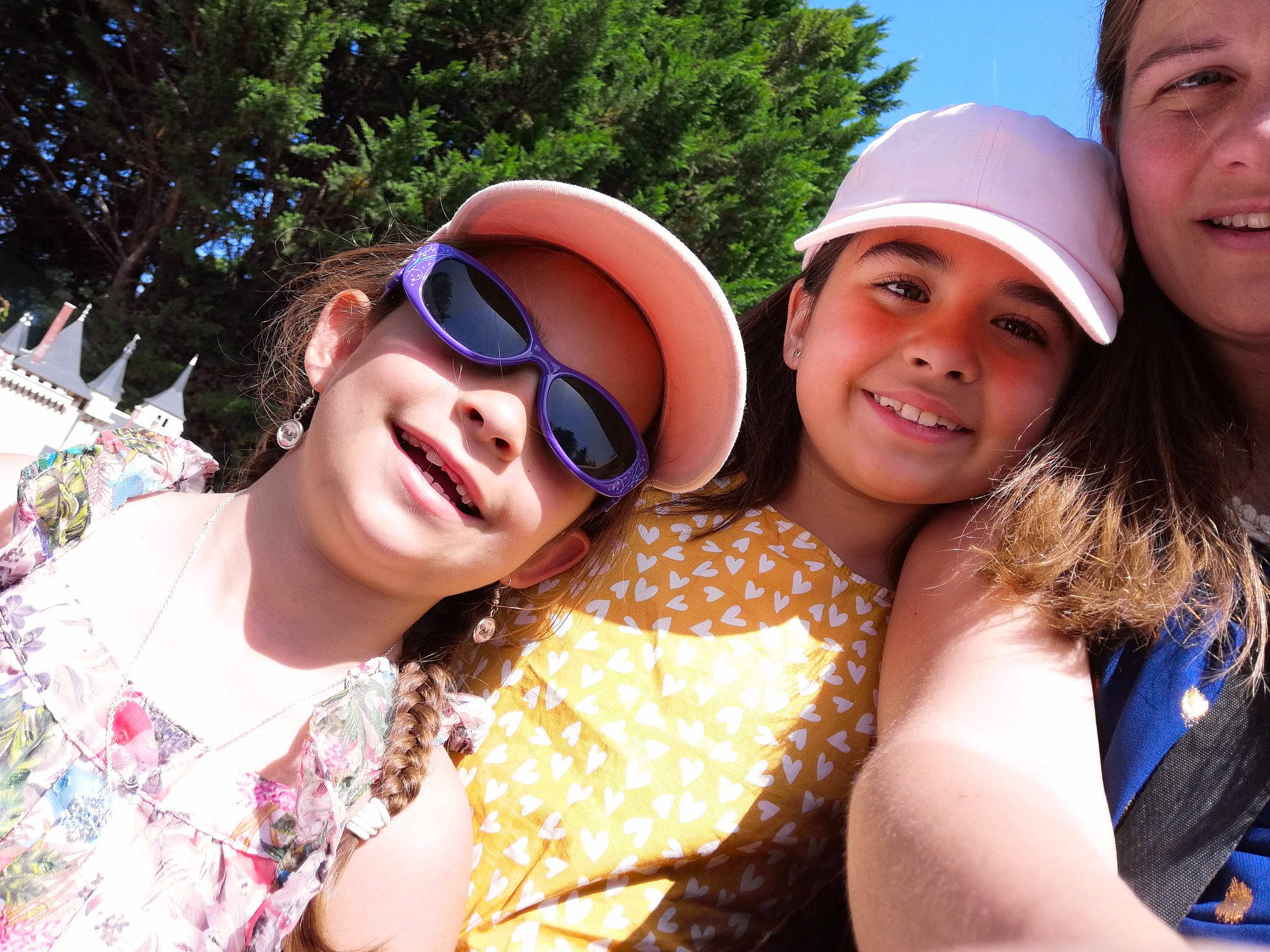 Léana participe au concours pour gagner de l'argent avec cette photo : baseball_cap, cap, community, cool, eyewear, facial_expression, friendship, fun, goggles, happy, headwear, joy, leisure, person, recreation, smile, social_group, summer, sunglasses, sunlight