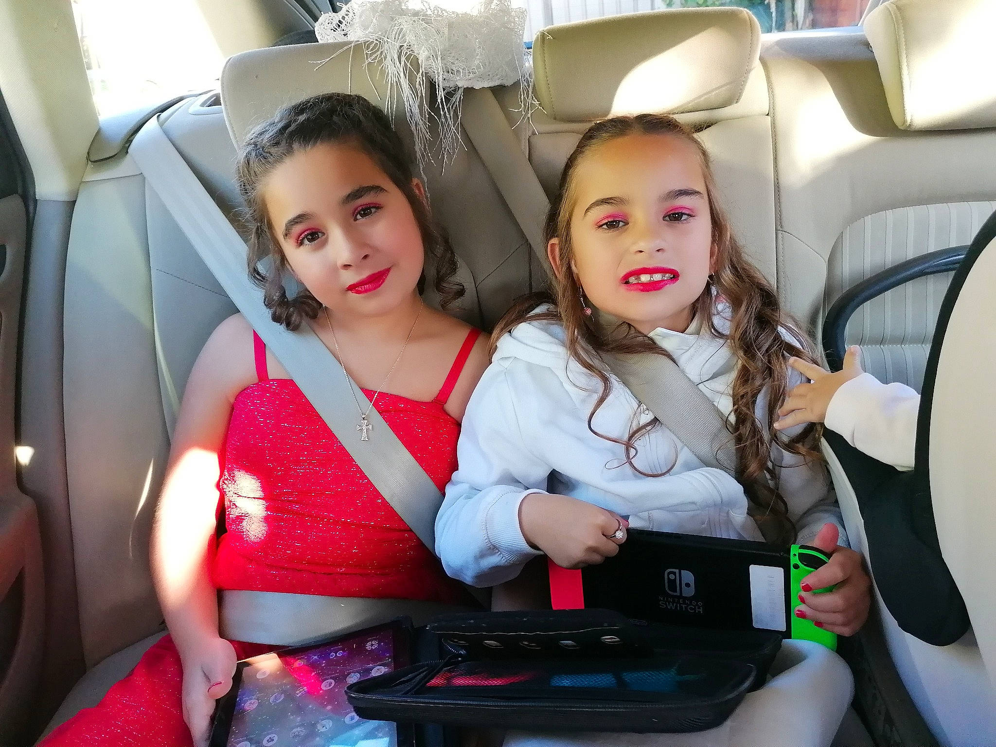 Léana participe au concours pour gagner de l'argent avec cette photo : air_travel, airline, auto_part, automotive_design, automotive_exterior, beauty, car_seat, car_seat_cover, event, fun, hairstyle, happy, head_restraint, joy, motor_vehicle, person, seat_belt, smile, steering_wheel, travel