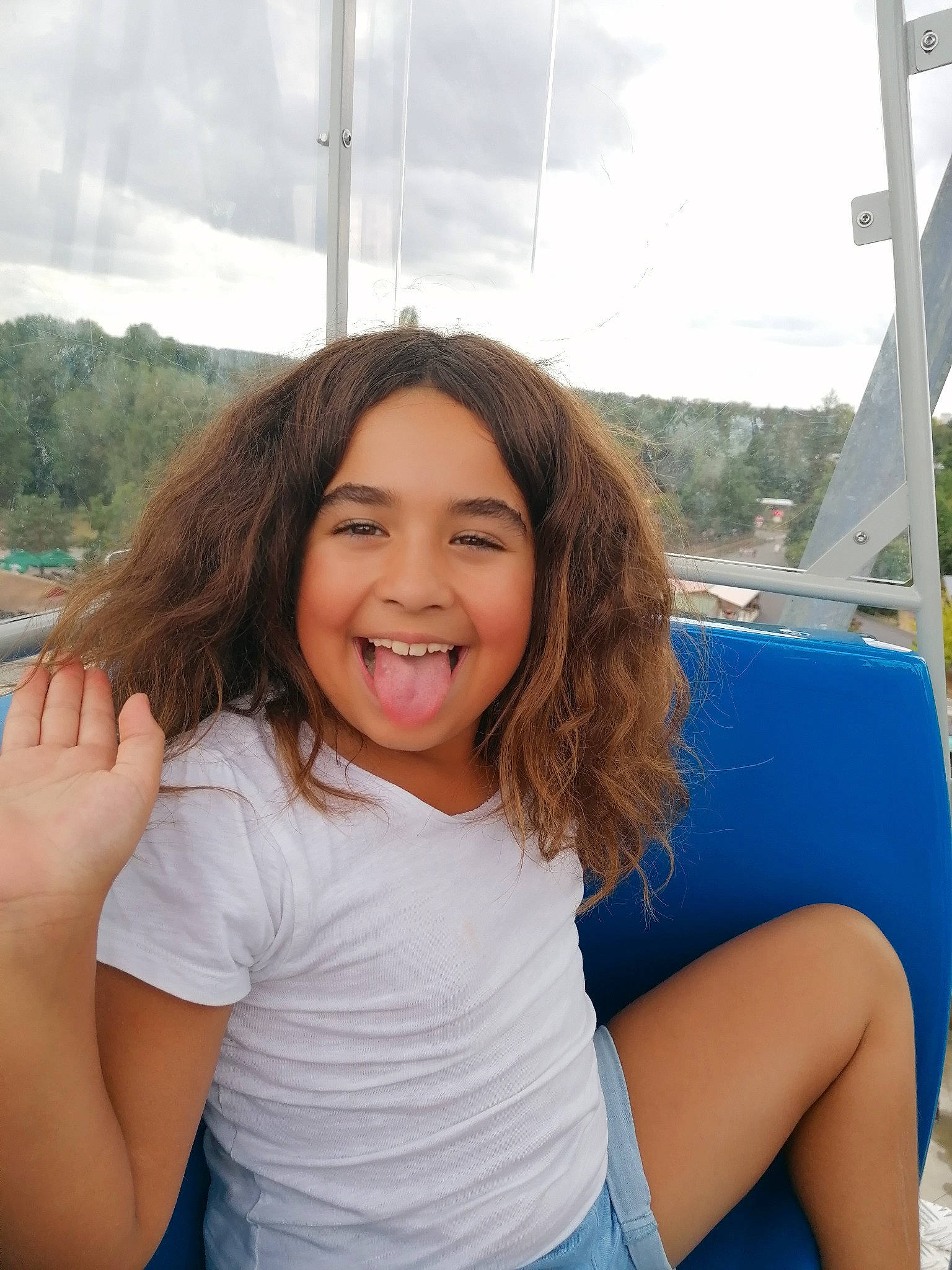Léana a rejoint le concours — aidez-le/la à gagner de superbes lots ! cloud, daytime, elbow, electric_blue, flash_photography, fun, happy, human_leg, joint, joy, leisure, lip, long_hair, person, sitting, skin, sky, smile, t_shirt, thigh