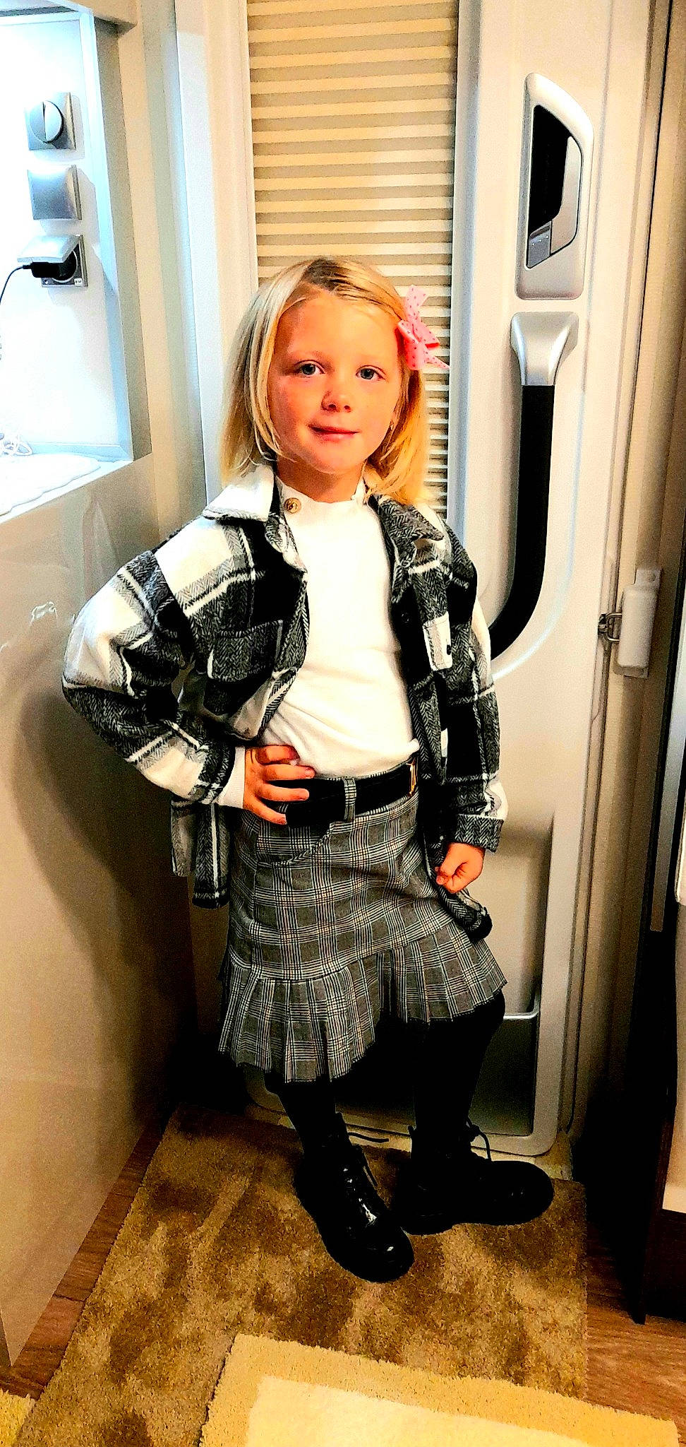 Saona participe au concours pour gagner de l'argent avec cette photo : belt, blond, fashion_accessory, fashion_design, human_leg, jacket, joint, knee, long_hair, pattern, person, plaid, shorts, sleeve, stocking, street_fashion, tartan, thigh, tie, uniform