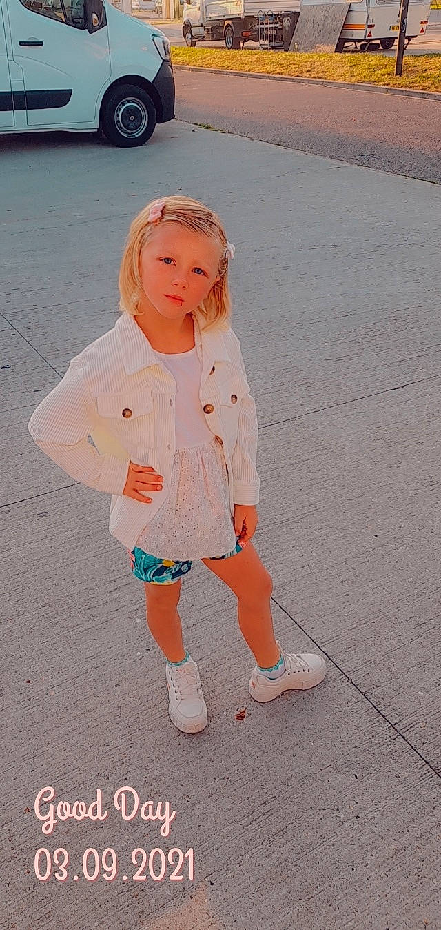 Saona a rejoint le concours — aidez-le/la à gagner de superbes lots ! asphalt, baby_toddler_clothing, child, eye, flooring, happy, human_leg, knee, orange, pattern, peach, person, pink, road_surface, sleeve, snapshot, sock, street_fashion, tire, toddler