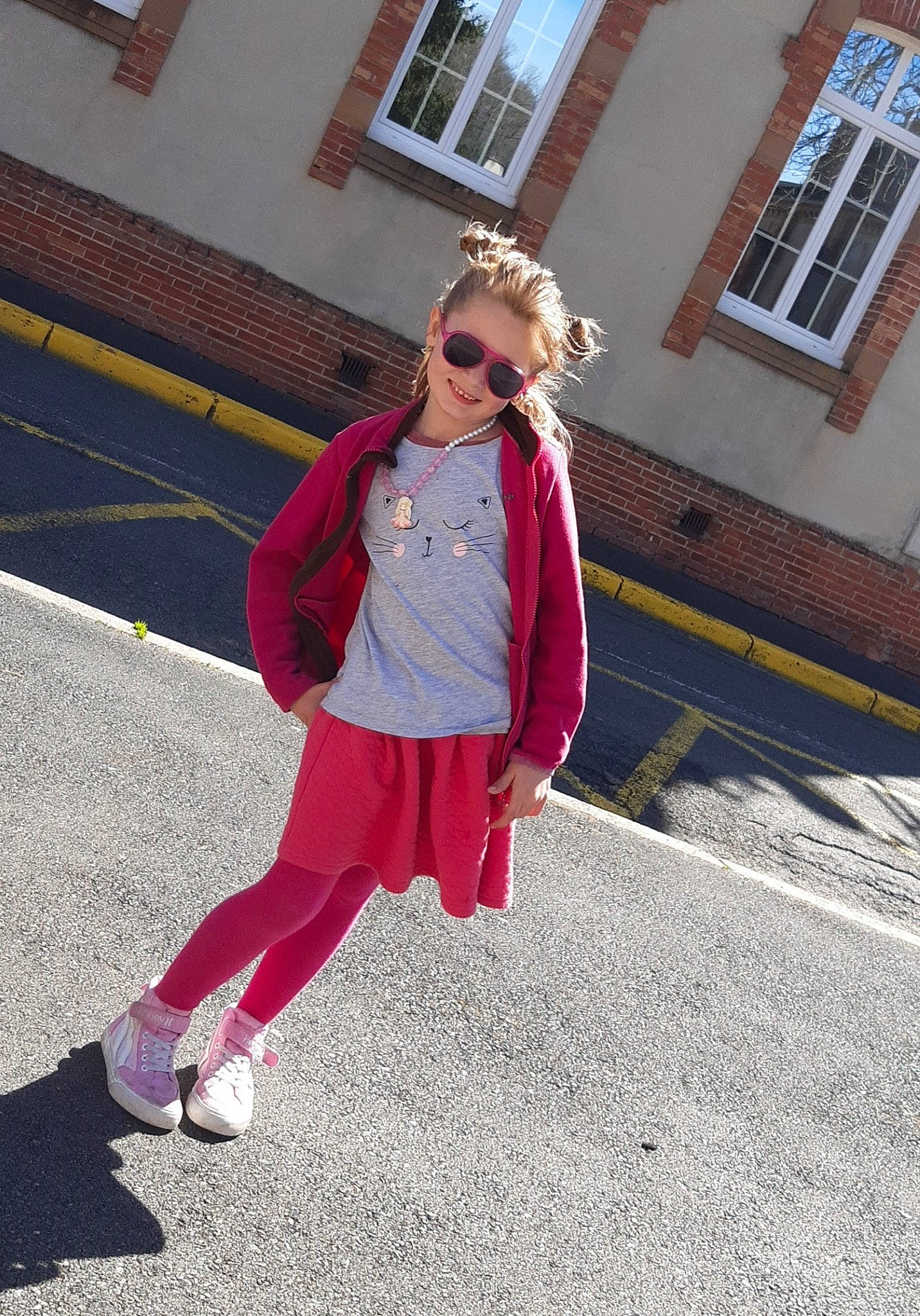 Louane a rejoint le concours — aidez-le/la à gagner de superbes lots ! asphalt, blazer, denim, electric_blue, eyewear, flooring, human_leg, jacket, joy, knee, leisure, magenta, person, road, road_surface, sidewalk, sleeve, sportswear, sunglasses, vision_care