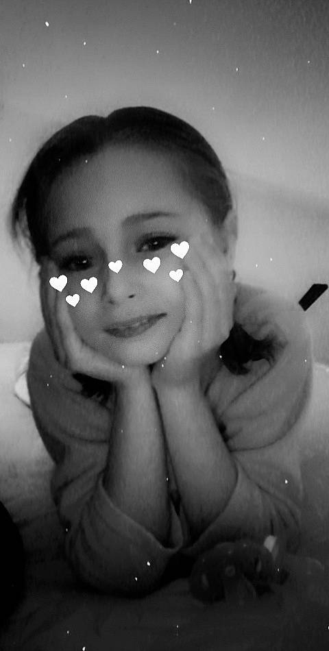 Louane participe au concours pour gagner de l'argent avec cette photo : black_and_white, cheek, cool, ear, eyebrow, eyelash, facial_expression, finger, flash_photography, forehead, gesture, hand, happy, iris, jaw, joy, lip, mouth, nose, person