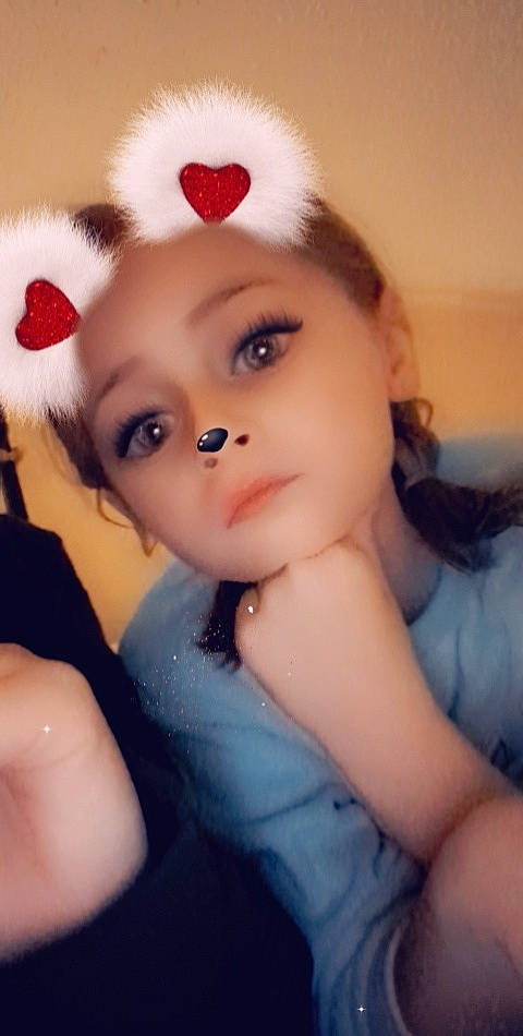 Louane a rejoint le concours — aidez-le/la à gagner de superbes lots ! arm, brown_hair, costume_hat, ear, eyelash, fashion_accessory, fawn, finger, fur, hair_accessory, happy, headband, headpiece, human_body, lip, long_hair, person, petal, toddler, toy