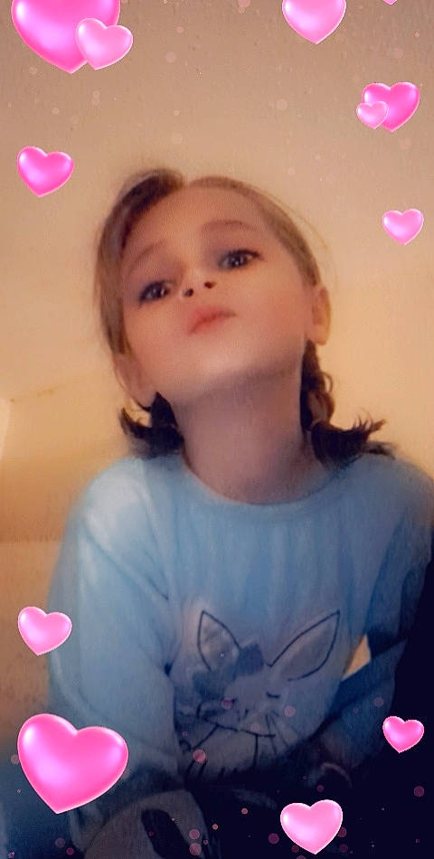 Louane a rejoint le concours — aidez-le/la à gagner de superbes lots ! cheek, ear, eyebrow, eyelash, facial_expression, forehead, gesture, hairstyle, happy, head, iris, light, lip, mouth, neck, nose, organ, person, skin, standing