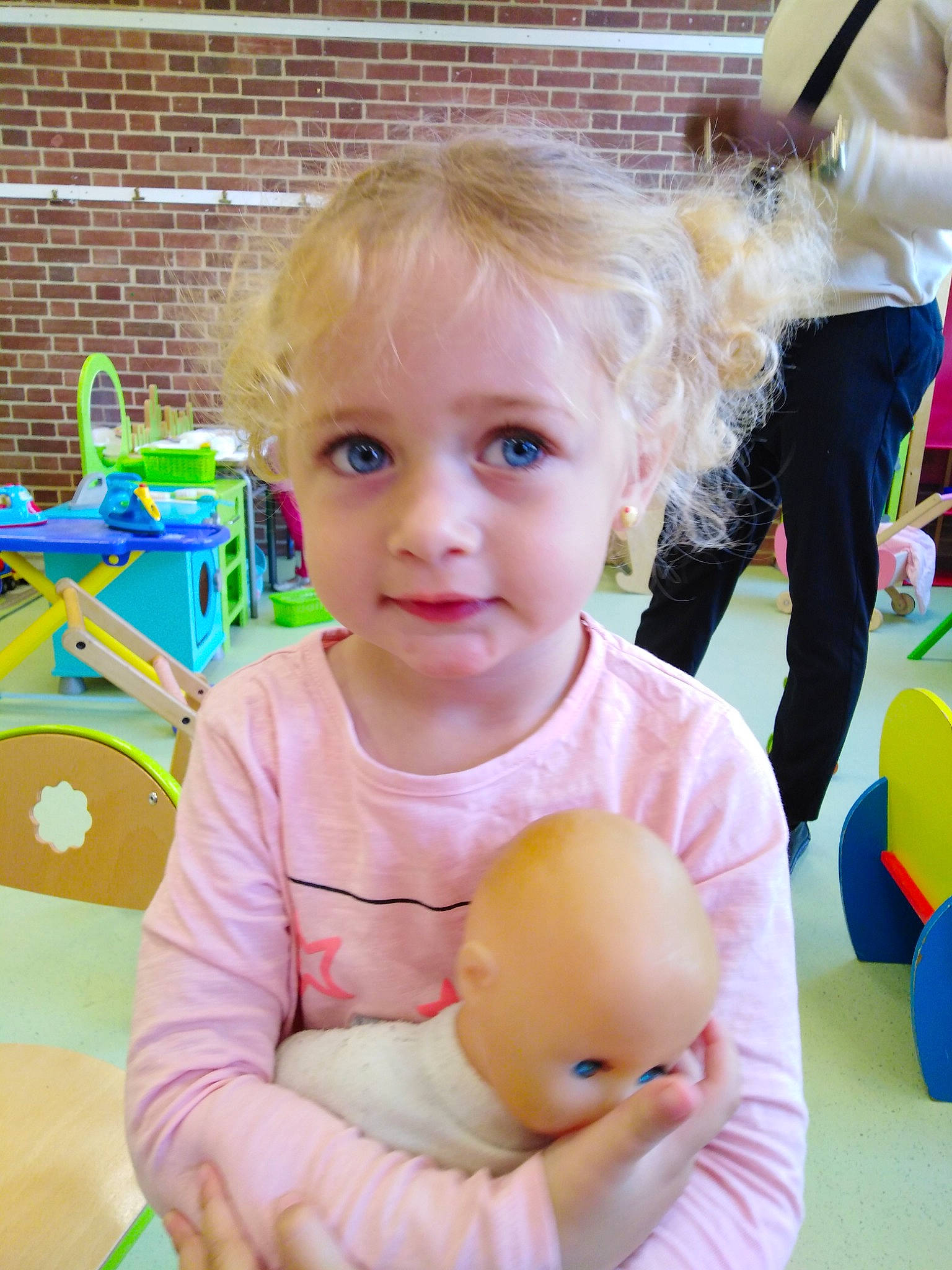 Louane participe au concours pour gagner de l'argent avec cette photo : baby, baby_playing_with_toys, baby_toys, blond, cheek, child, ear, eye, fun, person, play, room, skin, smile, toddler, toy, tummy_time, yellow