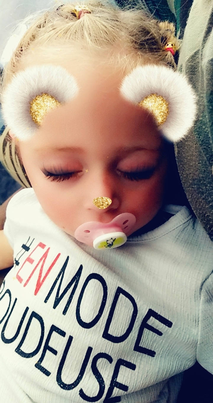 Louane a rejoint le concours — aidez-le/la à gagner de superbes lots ! baby, cheek, child, ear, eyebrow, eyelash, forehead, head, joy, lip, mouth, nose, person, photo_caption, photography, skin, sleep, toddler