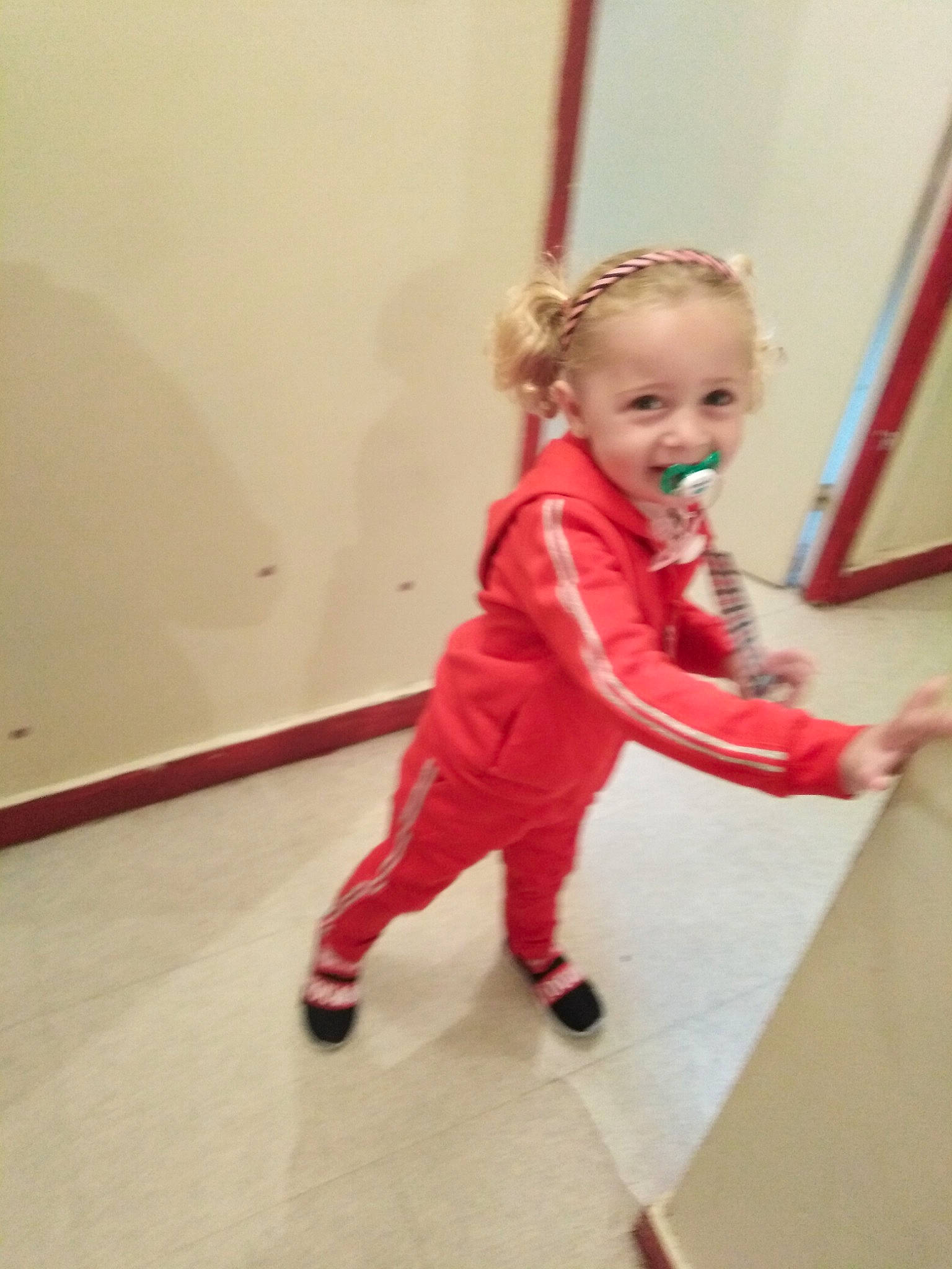 Louane participe au concours pour gagner de l'argent avec cette photo : baby, child, floor, fun, joint, joy, leg, outerwear, person, pink, play, red, shoulder, smile, standing, toddler