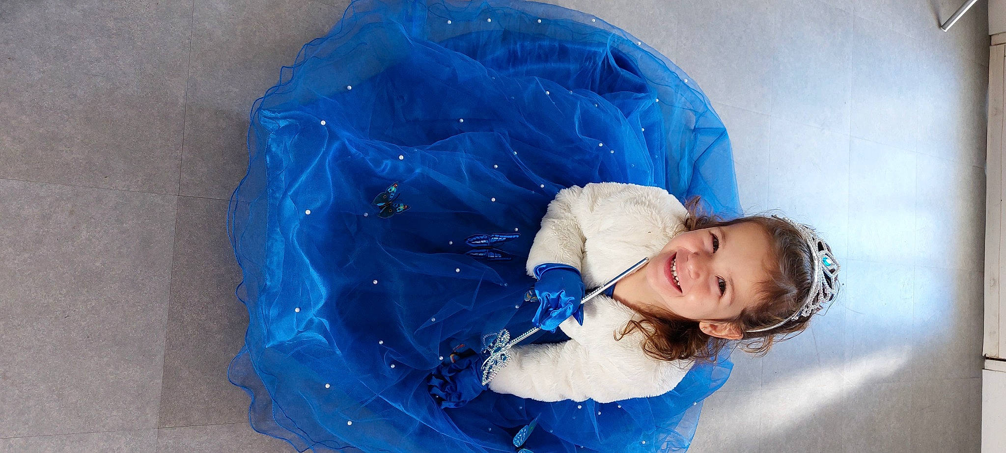 Melanie participe au concours pour gagner de l'argent avec cette photo : arm, child, comfort, electric_blue, fashion_accessory, flash_photography, freezing, fun, hair, happy, head, joy, leisure, person, personal_protective_equipment, plastic, plastic_bag, portrait_photography, recreation, sitting