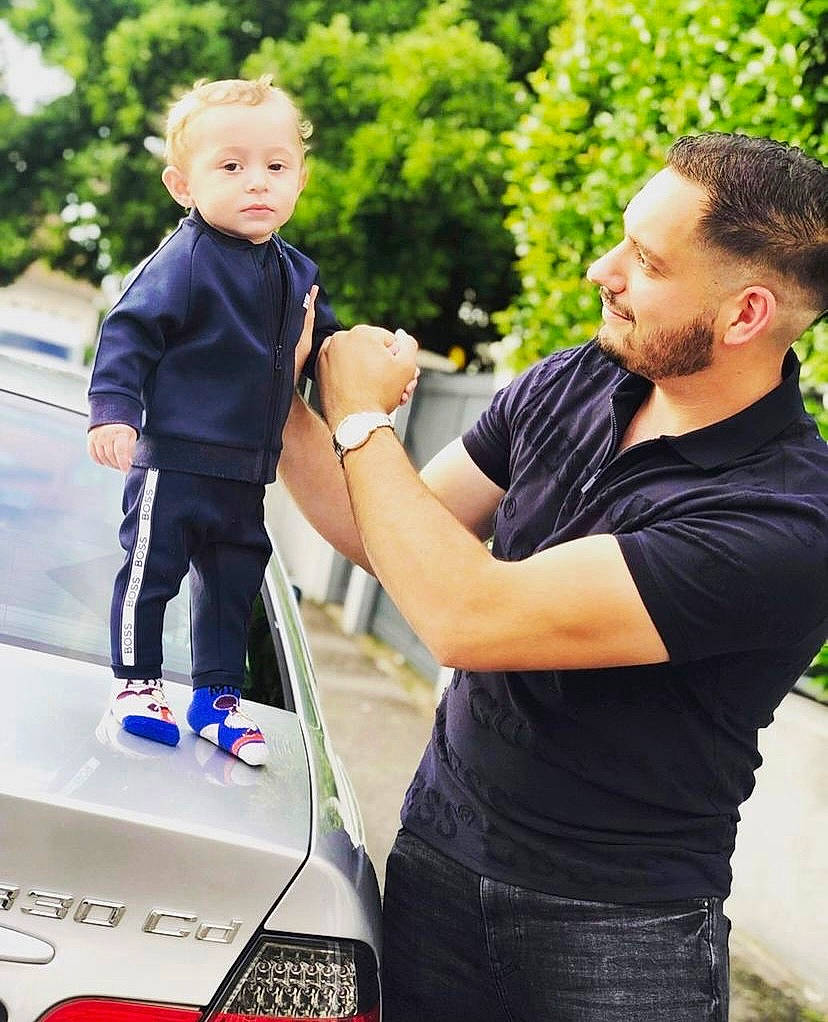 Ermis participe au concours pour gagner de l'argent avec cette photo : automotive_design, automotive_lighting, bumper, car, electric_blue, fun, gesture, hand, hood, jeans, leisure, motor_vehicle, person, photograph, recreation, red, shorts, t_shirt, toddler, tree