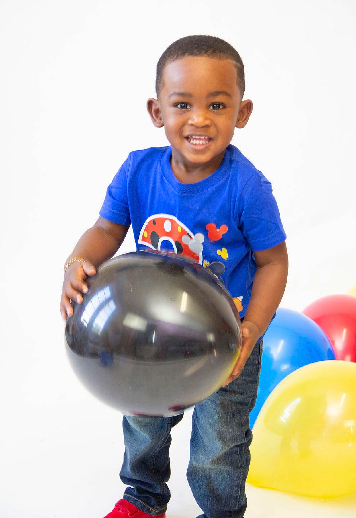 Kasyn is registered to the contest to win money with this photo: balloon, child, clothing, electric_blue, event, face, fun, hair, happy, head, helmet, joy, leisure, person, personal_protective_equipment, recreation, shirt, sitting, sleeve, smile