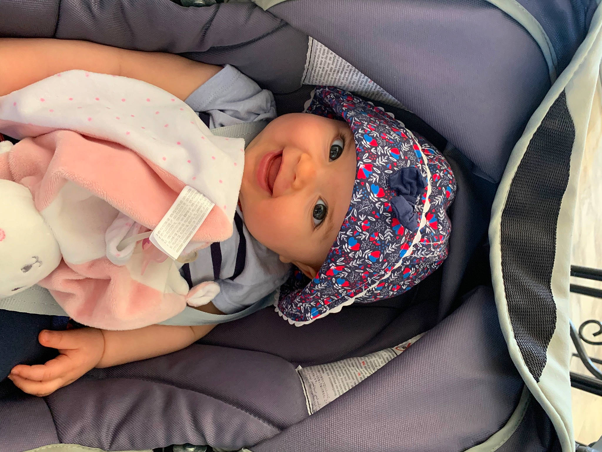 Aurelia a rejoint le concours — aidez-le/la à gagner de superbes lots ! baby, baby_in_car_seat, baby_products, birth, car_seat, child, comfort, headwear, nap, person, product, sleep, toddler