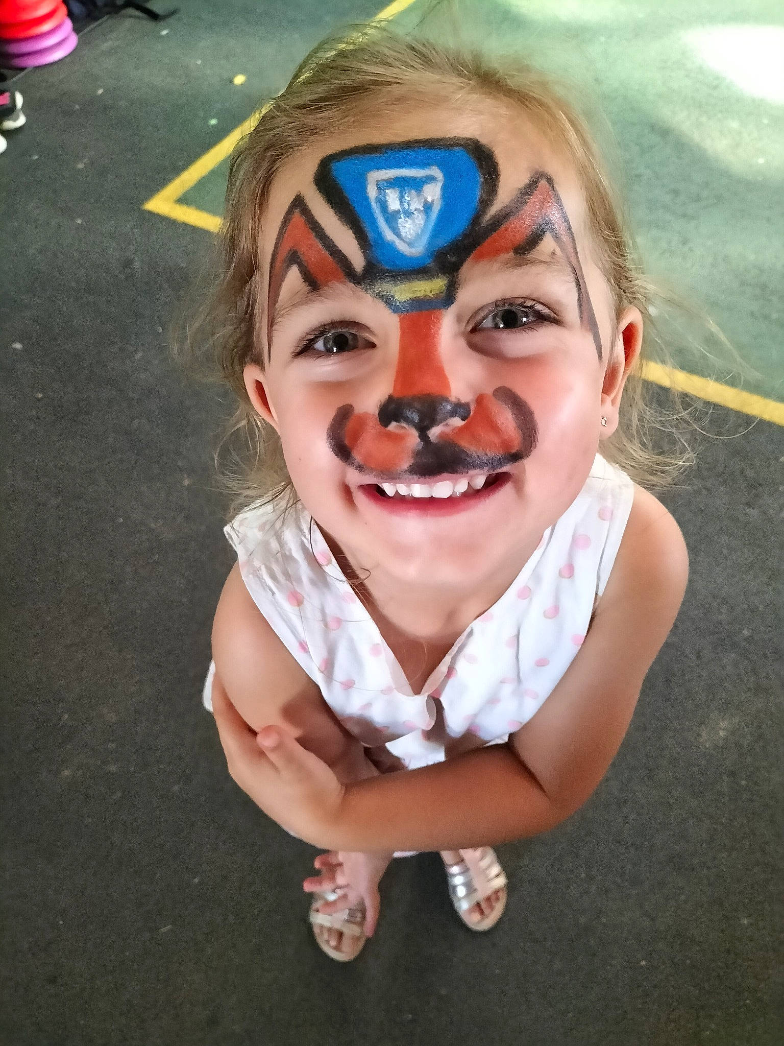 Ylanna participe au concours pour gagner de l'argent avec cette photo : art, clown, costume, entertainment, event, eyewear, fan, fictional_character, fun, gesture, happy, humour, joy, laugh, mouth, paint, performing_arts, person, recreation, smile