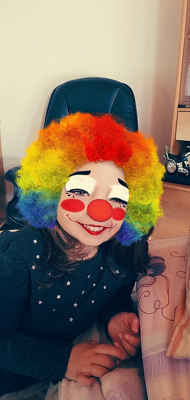 Ylanna participe au concours pour gagner de l'argent avec cette photo : afro, clown, comedy, costume, costume_hat, entertainment, event, eyewear, fun, fur, gesture, hair_coloring, happy, hat, mime_artist, performing_arts, person, room, smile, wig
