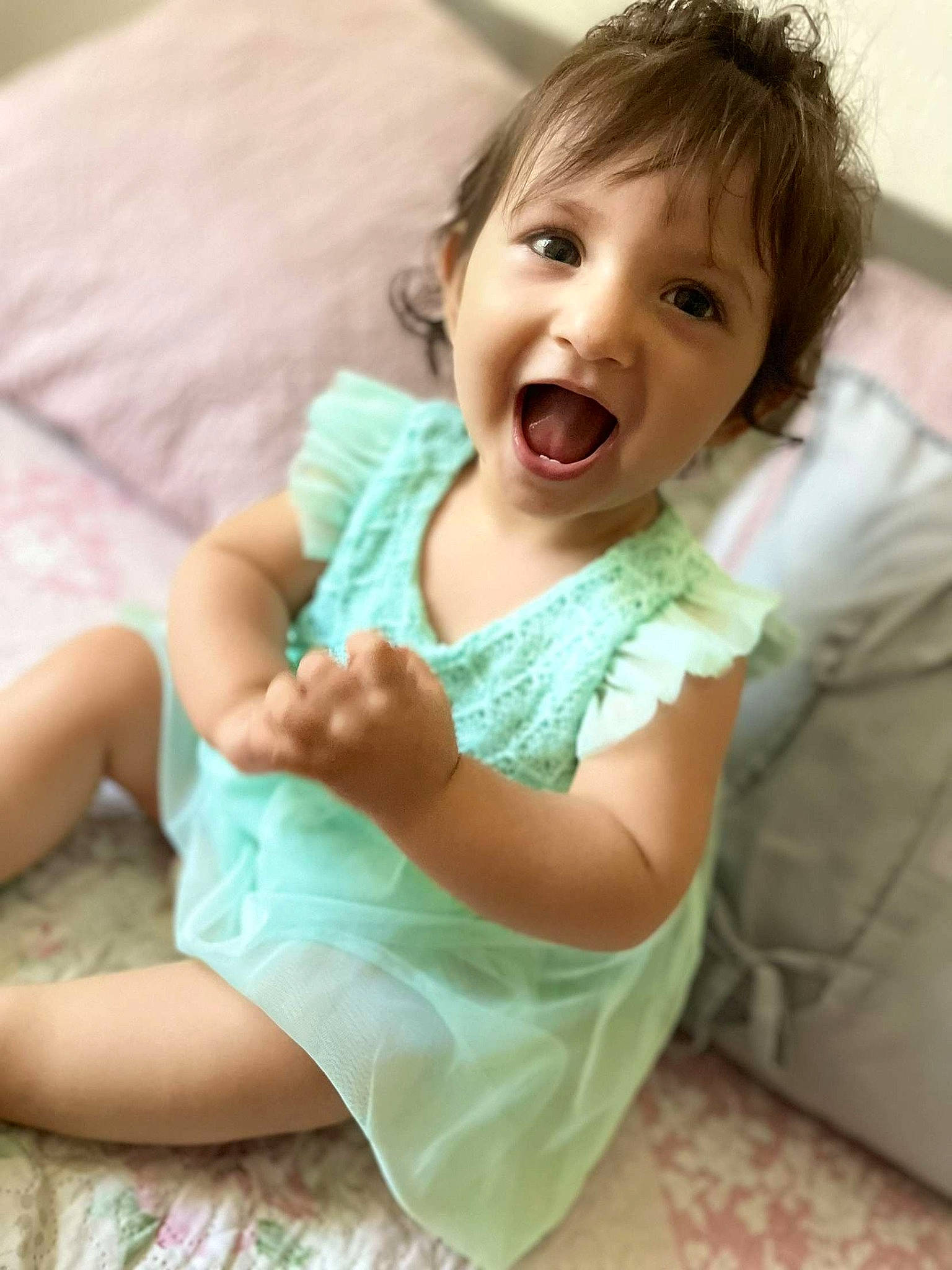 Marie participe au concours pour gagner de l'argent avec cette photo : arm, baby_toddler_clothing, cheek, comfort, dress, finger, gesture, hair, happy, head, human_body, iris, joint, leg, lip, mouth, neck, person, shoulder, skin