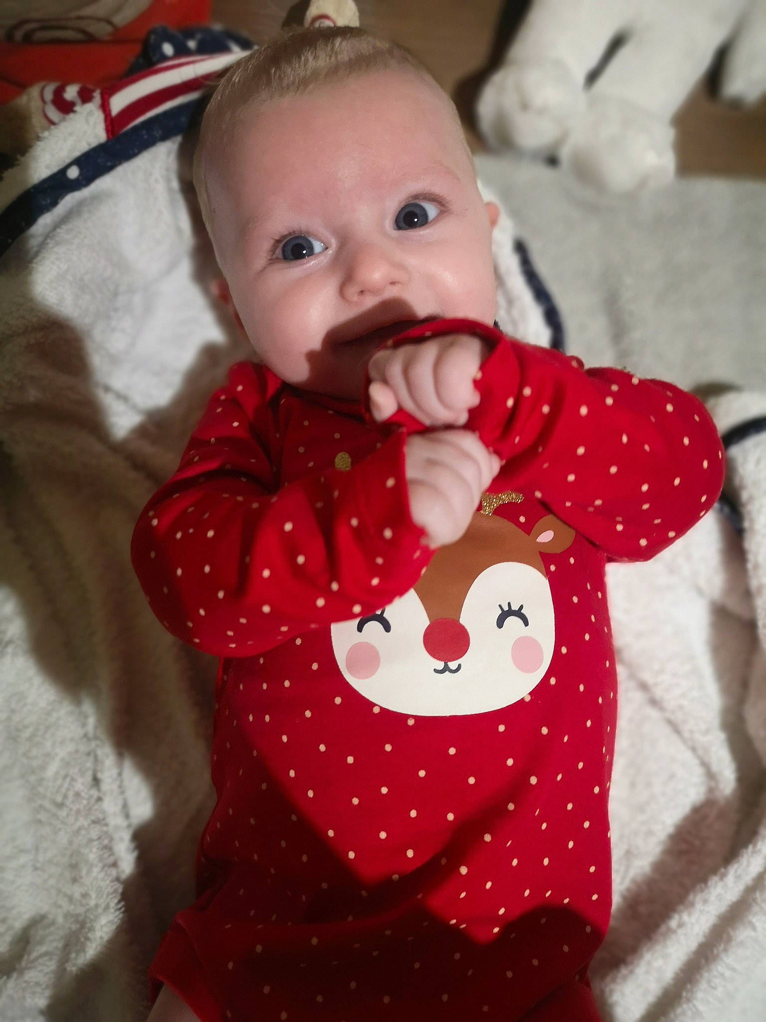 Hinata participe au concours pour gagner de l'argent avec cette photo : baby, baby_toddler_clothing, cheek, child, clothing, face, facial_expression, happy, head, lip, nose, organ, pattern, person, pink, red, skin, sleeve, textile, toddler