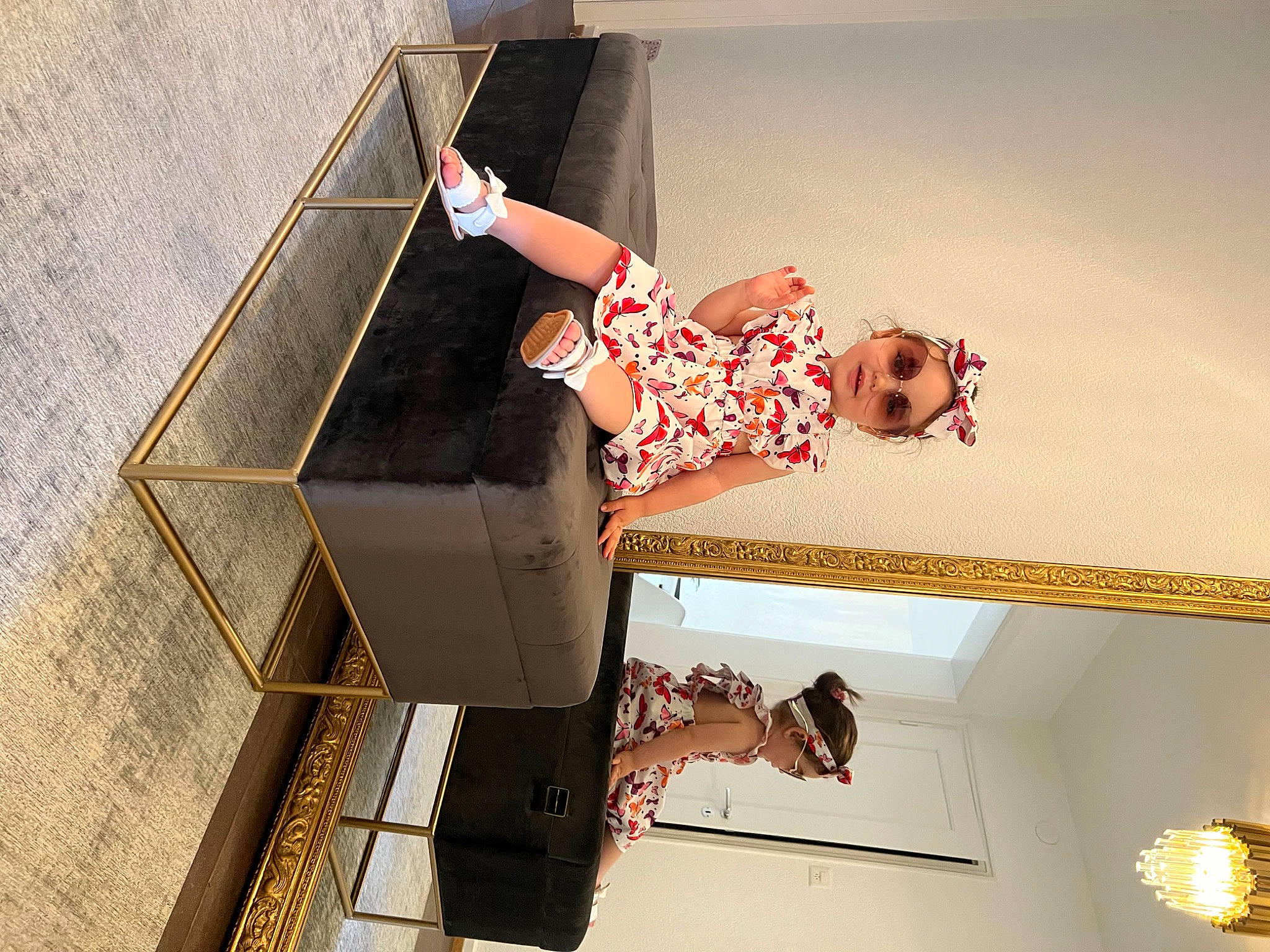 Aliah Valentina a rejoint le concours — aidez-le/la à gagner de superbes lots ! art, ceiling, concrete, elbow, flooring, handrail, headwear, metal, person, rectangle, room, shadow, visual_arts, wood, wrist