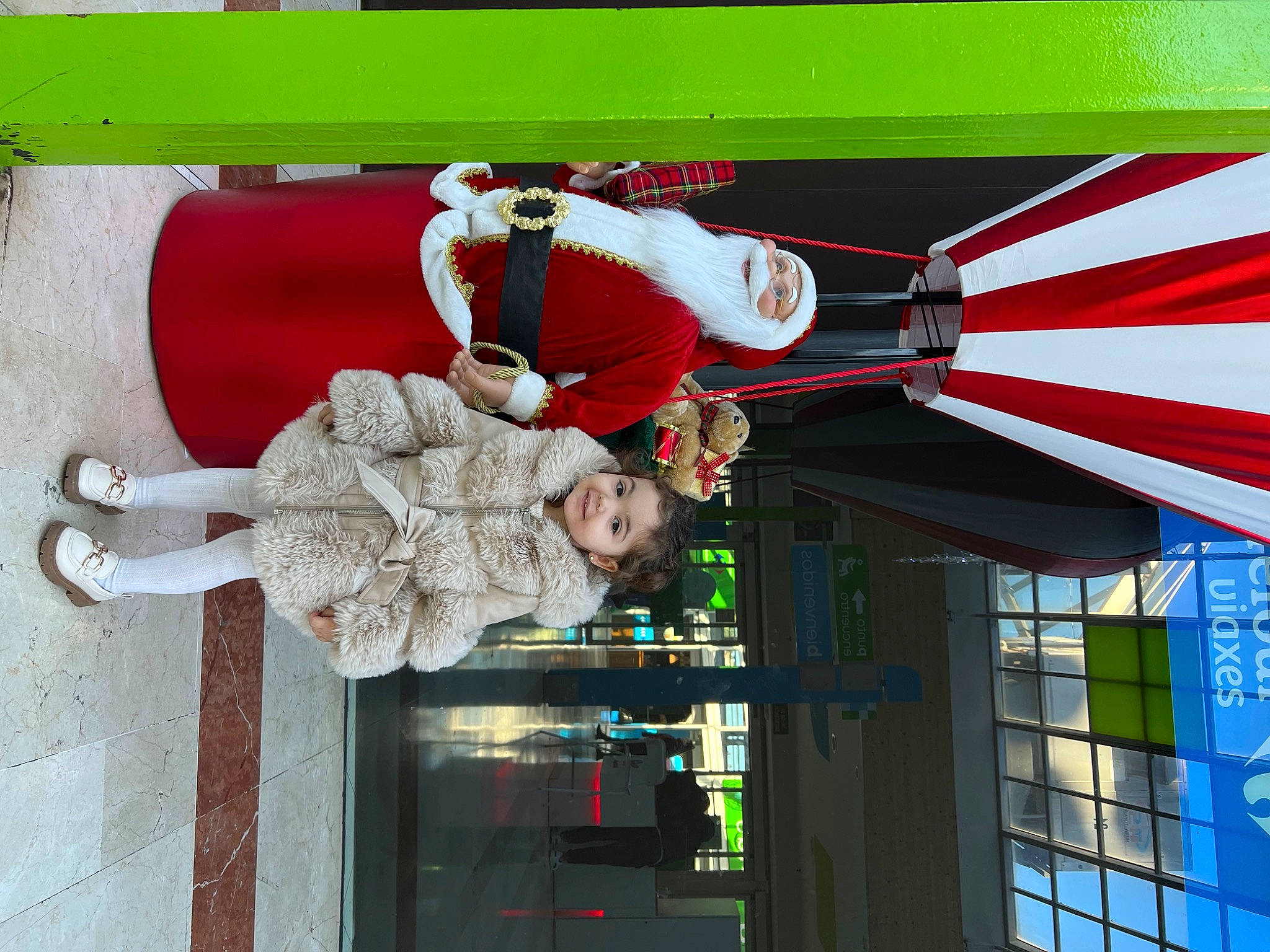 Aliah Valentina participe au concours pour gagner de l'argent avec cette photo : carmine, door, facade, flag, flag_of_the_united_states, joy, machine, person, sculpture