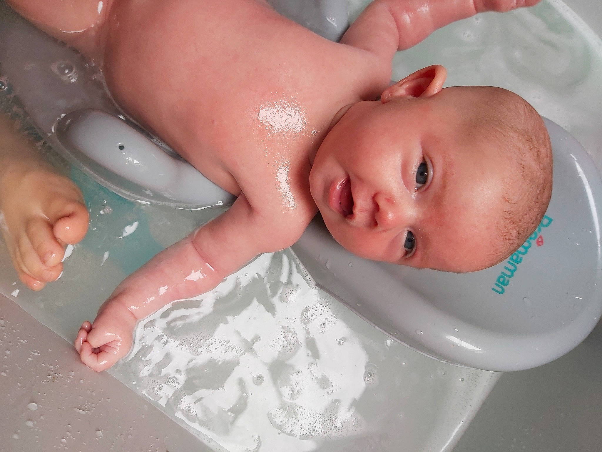 Charline participe au concours pour gagner de l'argent avec cette photo : baby, baby_bathing, bathing, bathroom, bathtub, cheek, chest, child, comfort, eyebrow, finger, fluid, head, headgear, lip, mouth, person, plumbing_fixture, skin, toddler