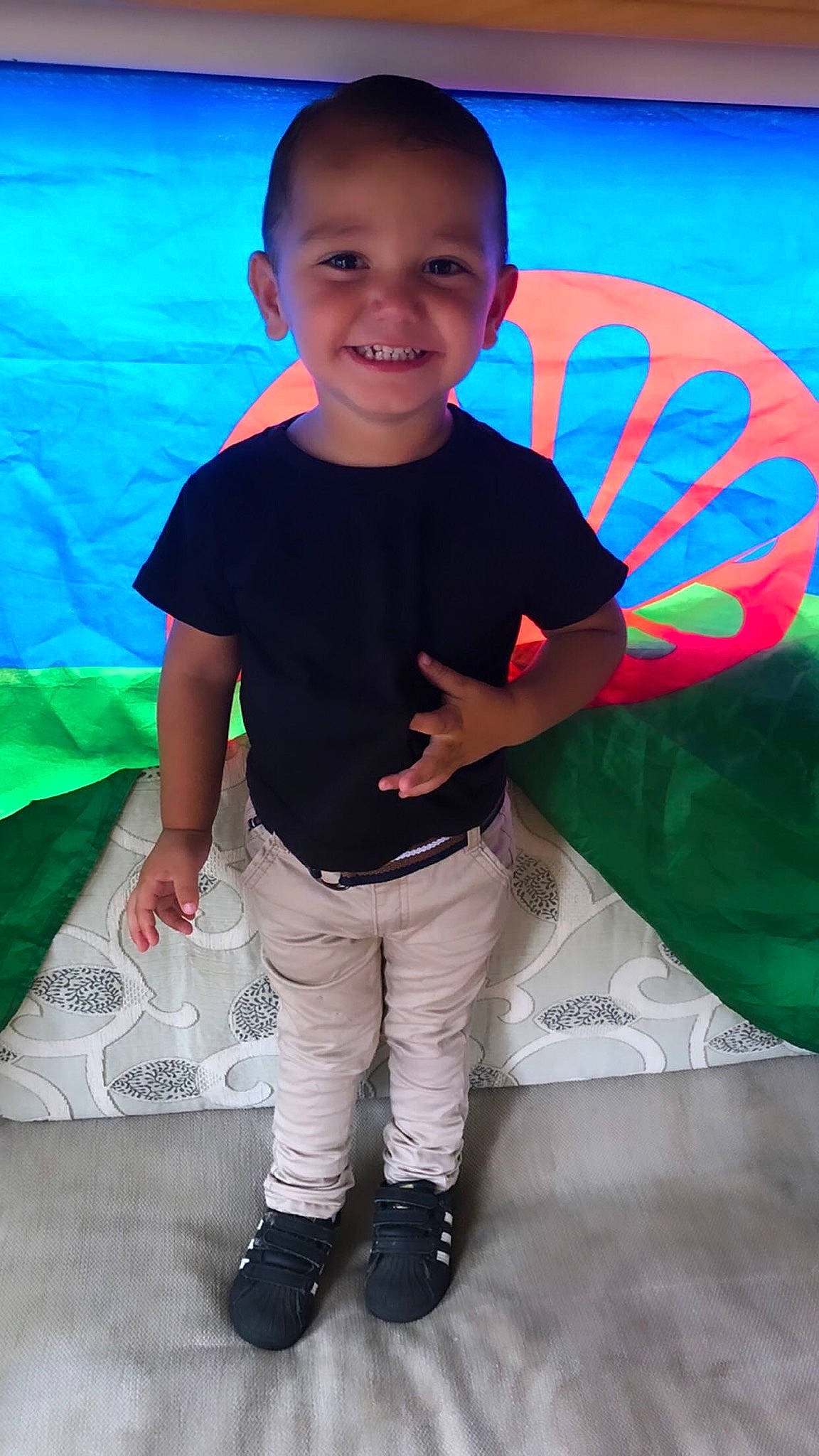 Maydën a rejoint le concours — aidez-le/la à gagner de superbes lots ! baby_toddler_clothing, blue, child, cool, electric_blue, flash_photography, fun, grass, green, happy, joy, leisure, pattern, person, pink, play, recreation, sitting, sleeve, smile