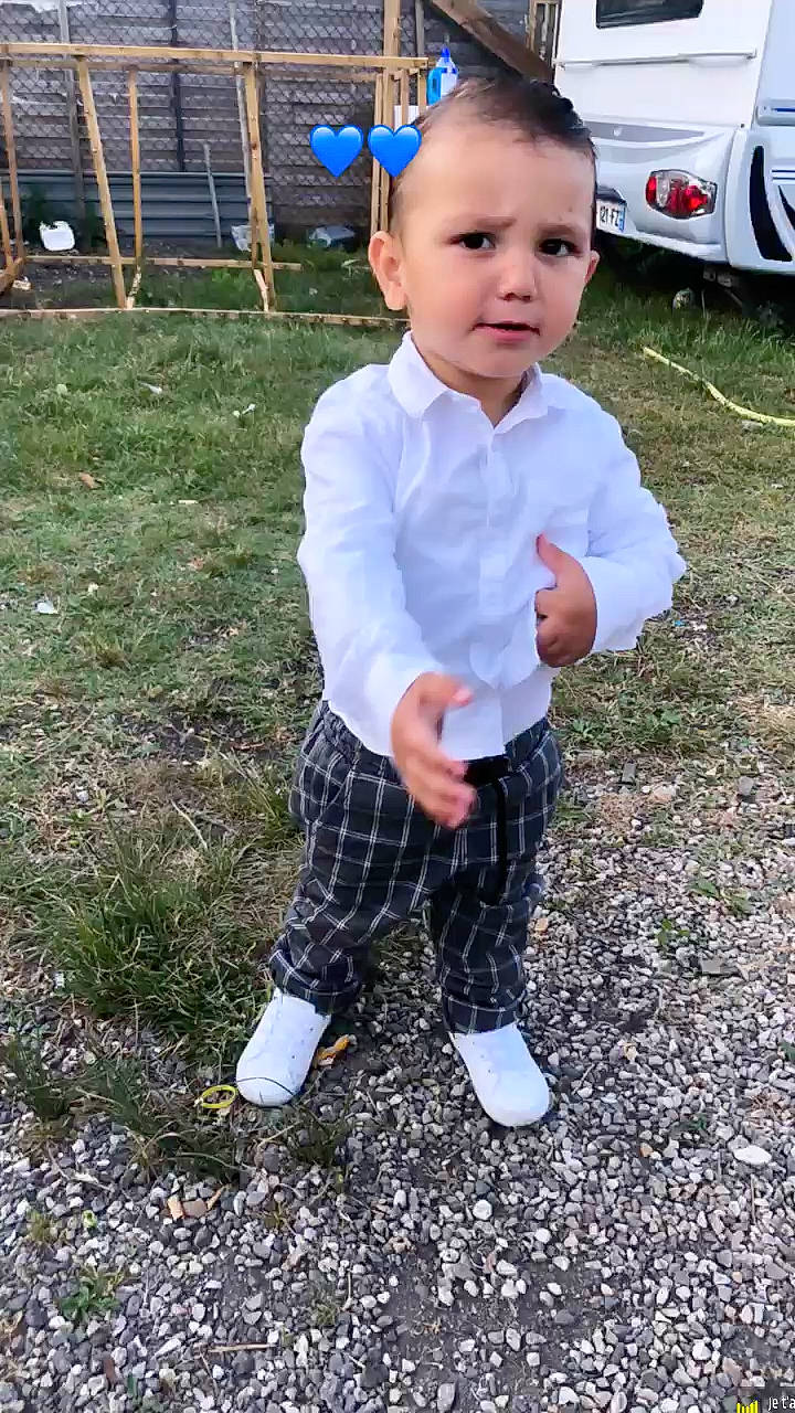 Maydën a rejoint le concours — aidez-le/la à gagner de superbes lots ! baby_toddler_clothing, chair, child, dress_shirt, event, formal_wear, fun, grass, happy, head, lawn, pattern, people_in_nature, person, plaid, sleeve, soil, tartan, toddler, walking