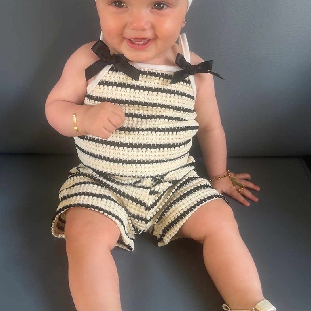 Azaryah a rejoint le concours — aidez-le/la à gagner de superbes lots ! baby, child, smiling, sitting, headband, bow, striped_outfit, sandals, bracelet, couch, indoor, happy, cute, fashion, footwear, person, portrait, childrens_fashion, accessories, toddler