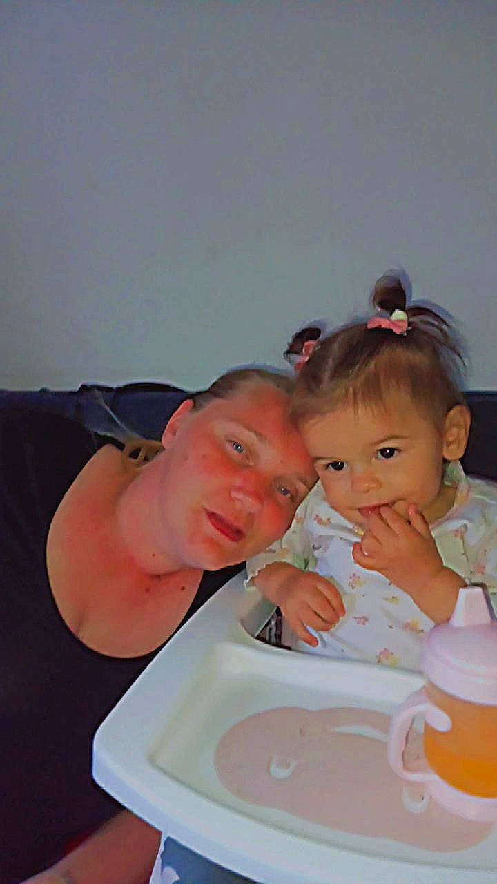 Souraya participe au concours pour gagner de l'argent avec cette photo : baby, baby_products, baby_toddler_clothing, bathing, cheek, child, cooking, dishware, drinkware, event, finger, fun, gesture, happy, person, serveware, sitting, skin, smile, tableware