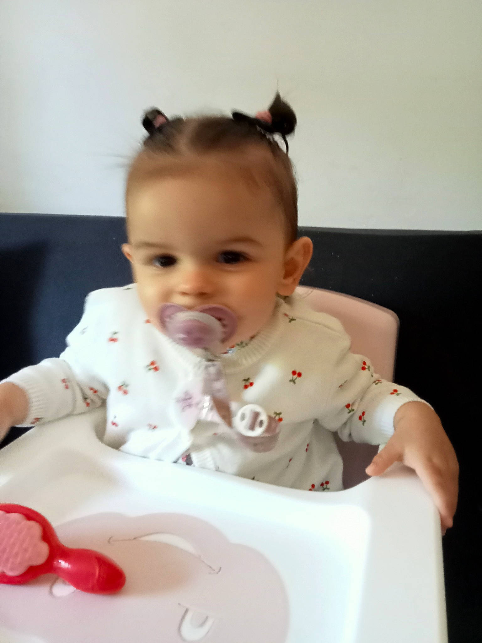 Souraya a rejoint le concours — aidez-le/la à gagner de superbes lots ! baby, baby_toddler_clothing, bib, cheek, child, dishware, drinkware, event, fun, happy, lip, person, plate, serveware, skin, sleeve, smile, sweetness, table, tableware