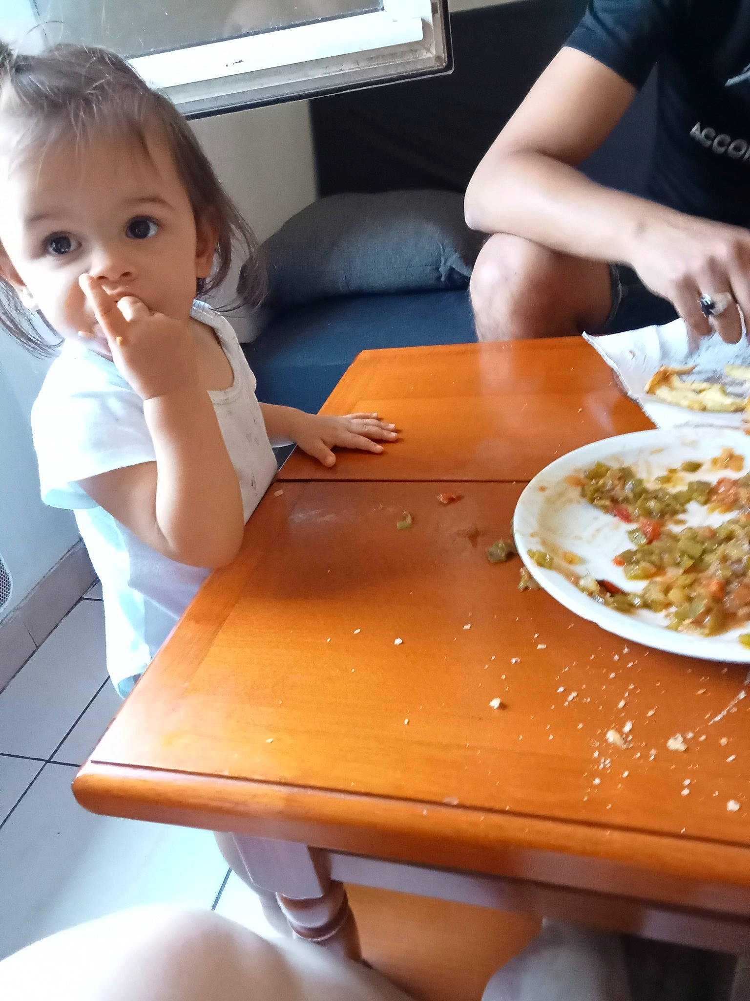 Souraya participe au concours pour gagner de l'argent avec cette photo : chair, cooking, cuisine, desk, dish, event, food, fork, furniture, junk_food, knife, person, plate, platter, recipe, room, sharing, t_shirt, table, tableware