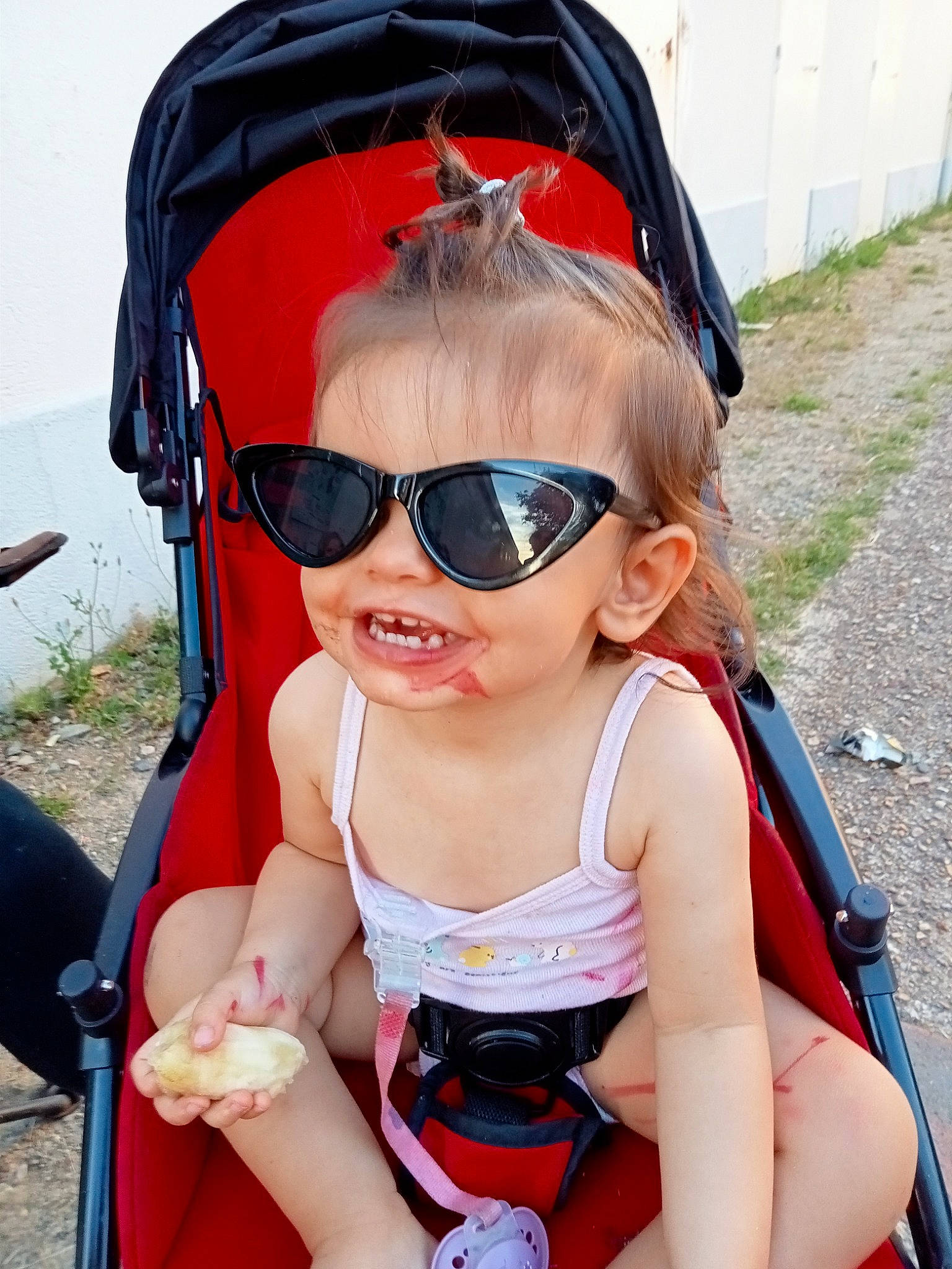 Souraya participe au concours pour gagner de l'argent avec cette photo : baby_carriage, baby_toddler_clothing, cool, eyewear, fun, glasses, goggles, happy, leisure, person, personal_protective_equipment, pink, recreation, red, skin, smile, sunglasses, thigh, toddler, vision_care